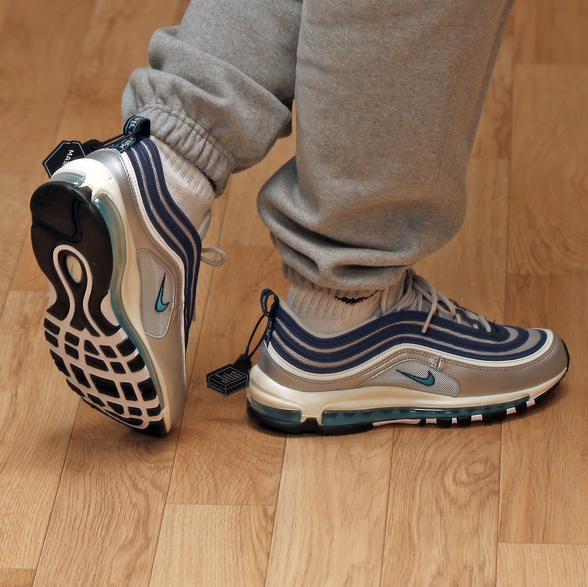 Nike Air Max 97 OG Metallic Silver and Chlorine Blue 착용 스타일 - 3