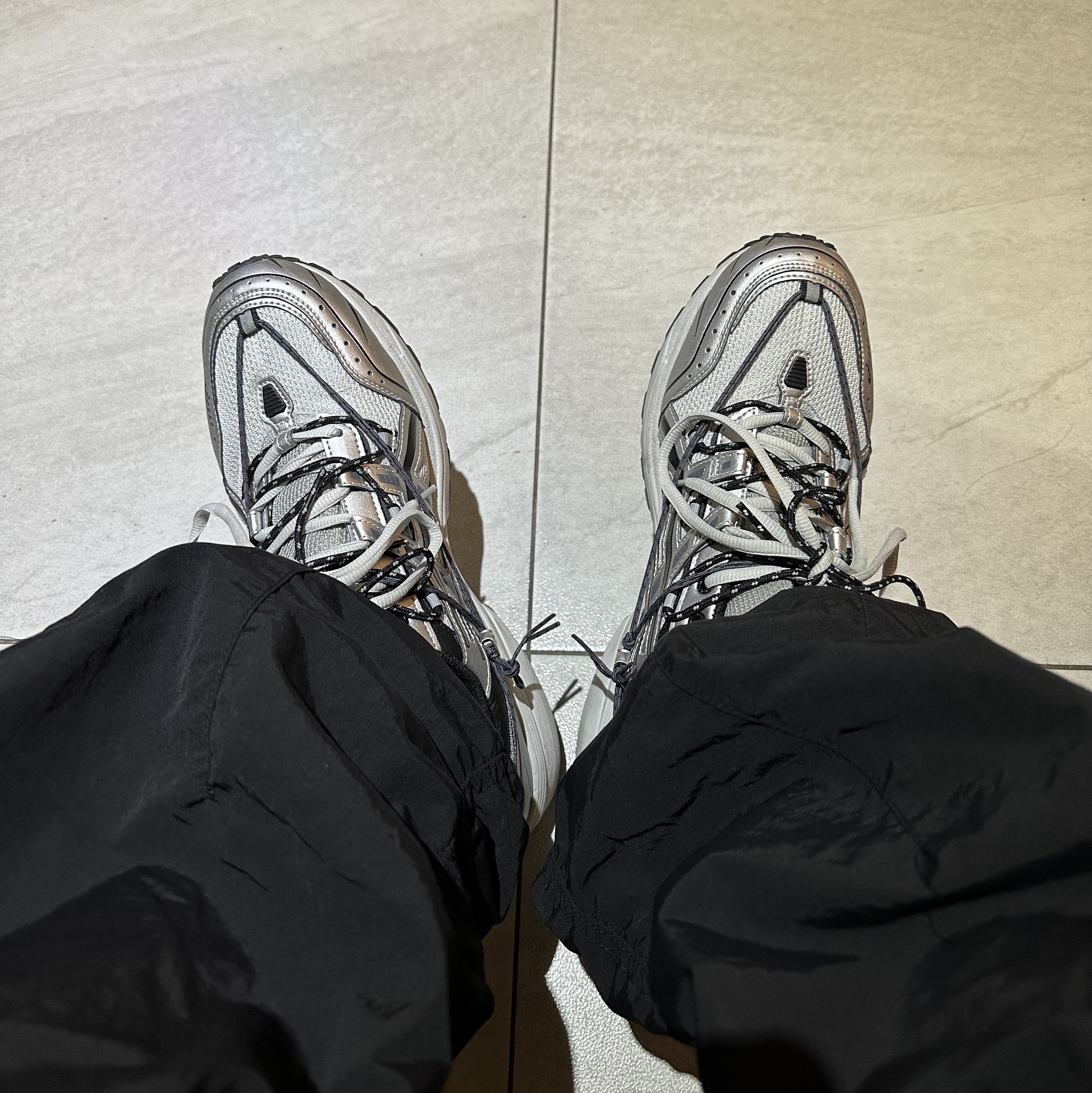 Asics x Andersson Bell Gel-1090 Glacier Grey Silver 착용 스타일
