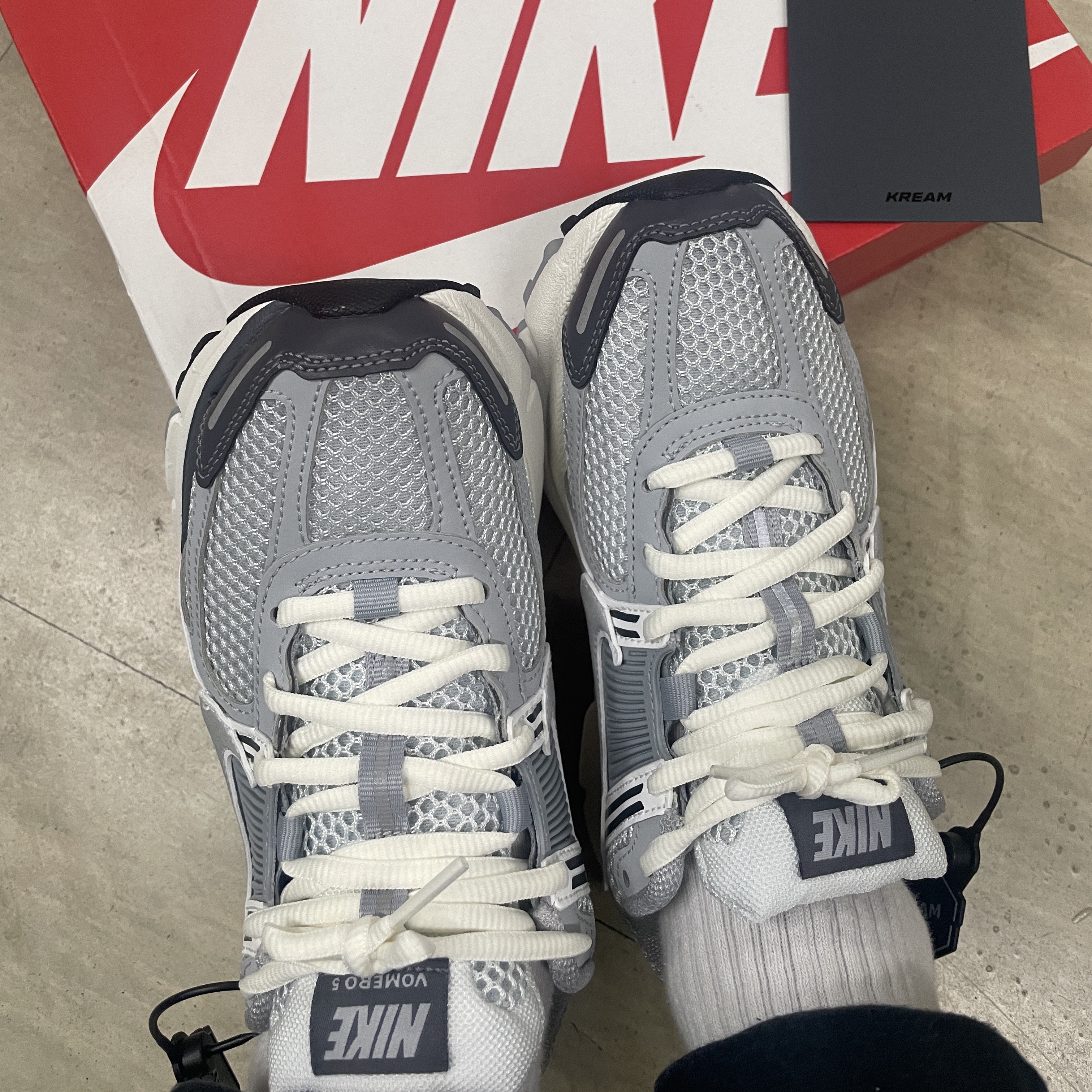 (W) Nike Zoom Vomero 5 Pure Platinum Metallic Silver 착용 스타일