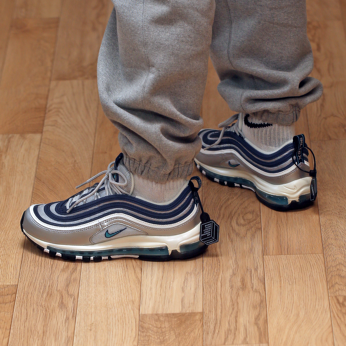 Nike Air Max 97 OG Metallic Silver and Chlorine Blue 착용 스타일 - 4