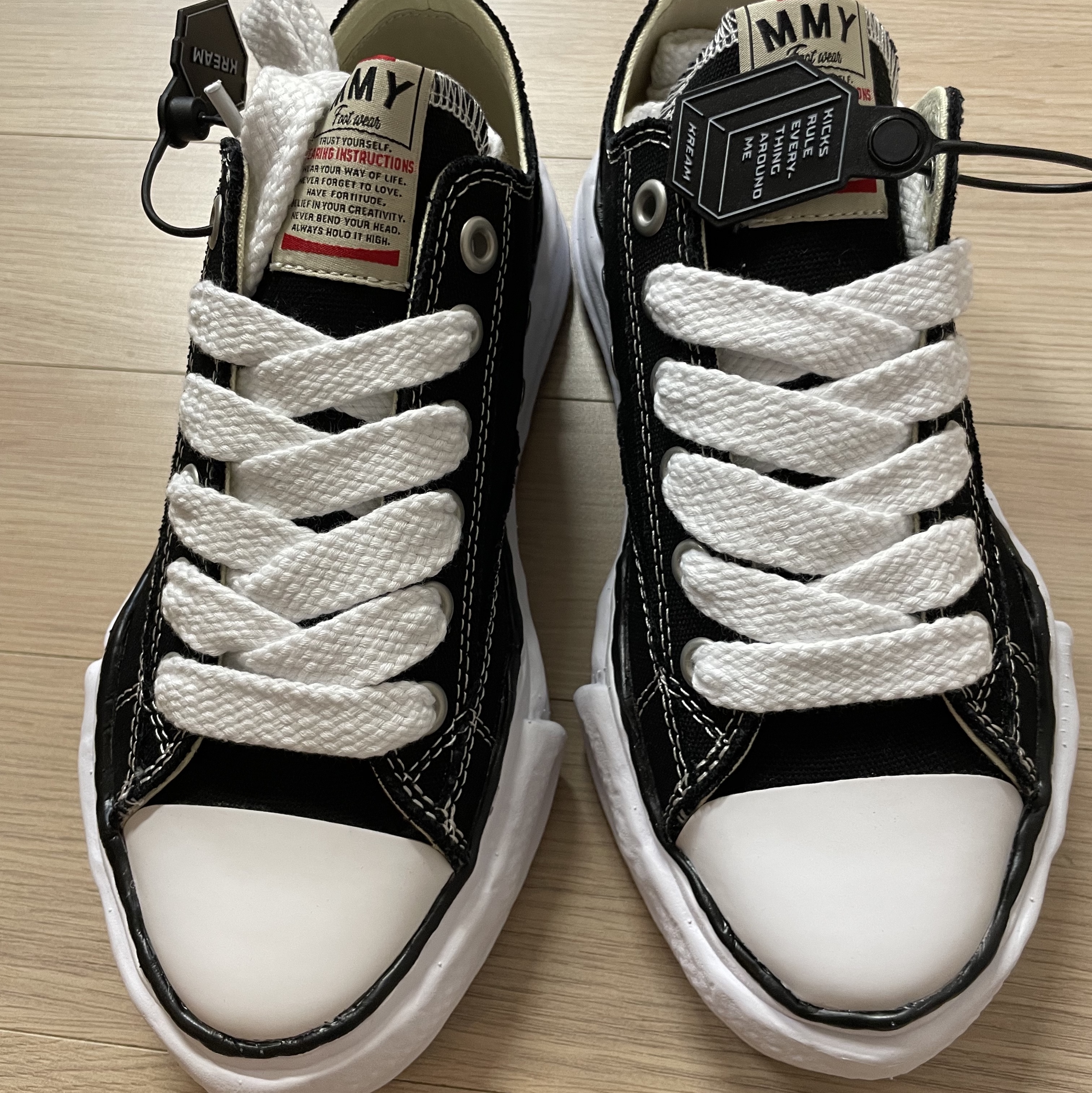 Maison Mihara Yasuhiro Peterson OG Sole Canvas Low Sneakers Black 착용 스타일 - 2