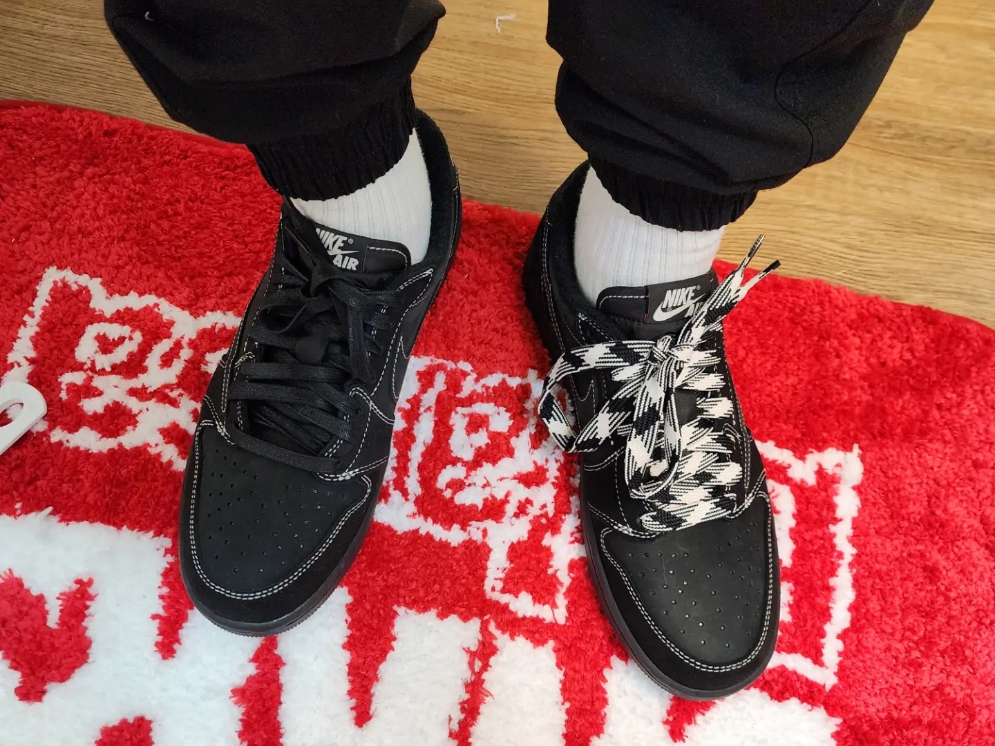 Jordan 1 x Travis Scott Retro Low OG SP Black Phantom 착용 스타일 - 2
