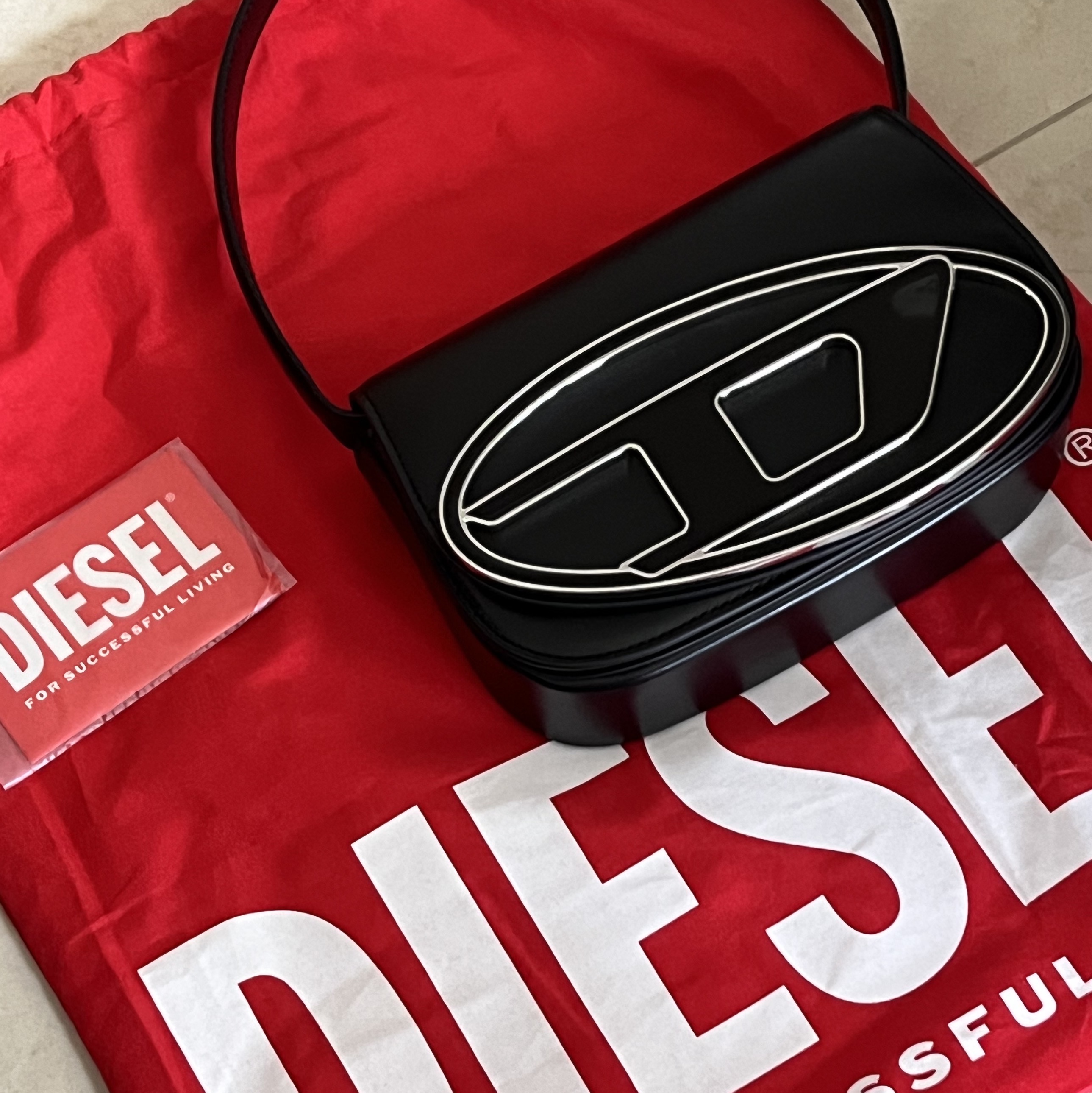 Diesel 1DR Shoulder Bag in Nappa Leather Black 착용 스타일