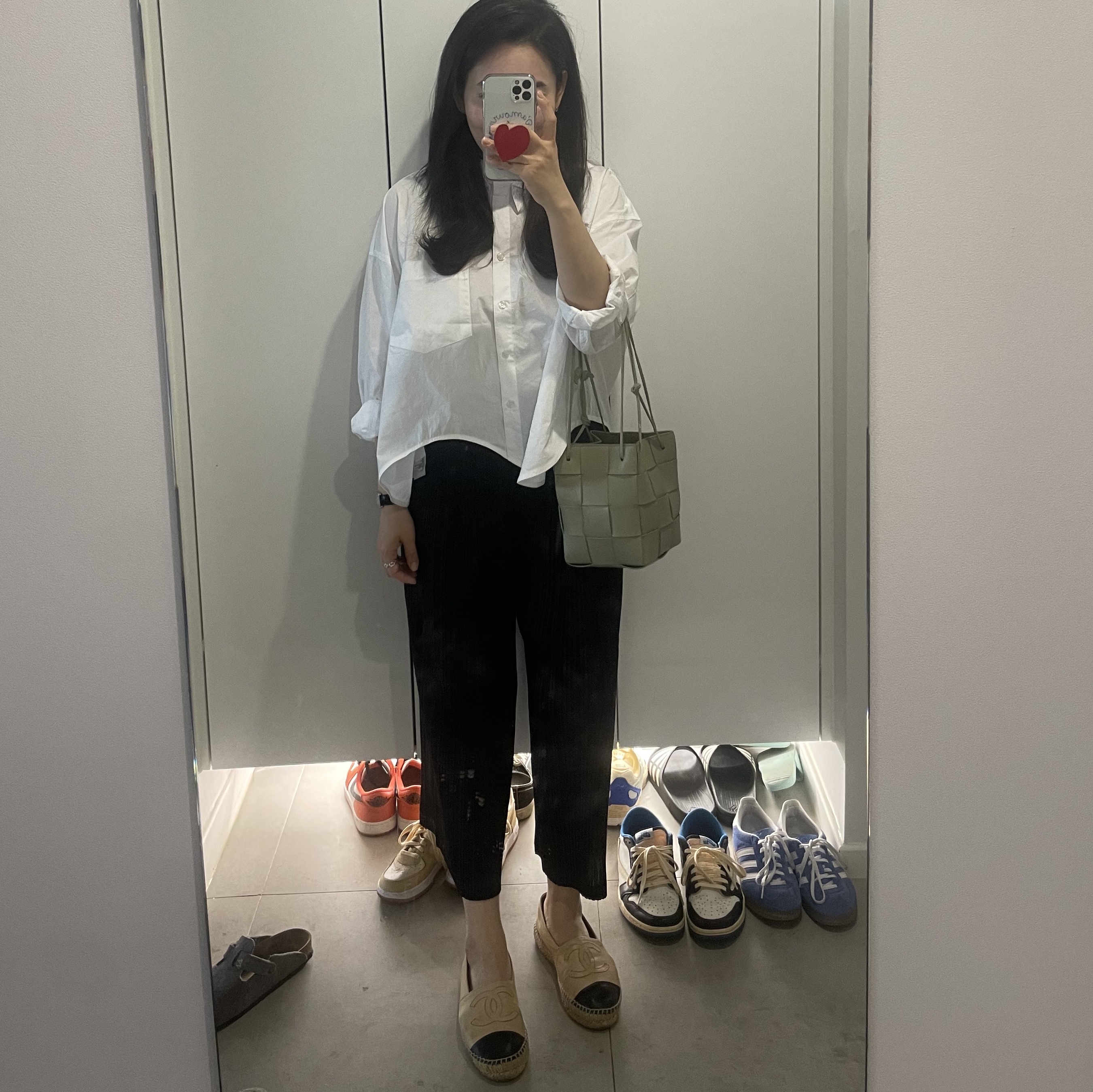 (W) Chanel Espadrilles Lambskin & Beige Black, Bottega Veneta Small Leather Cassette Bucket Bag Travertine 착용 스타일