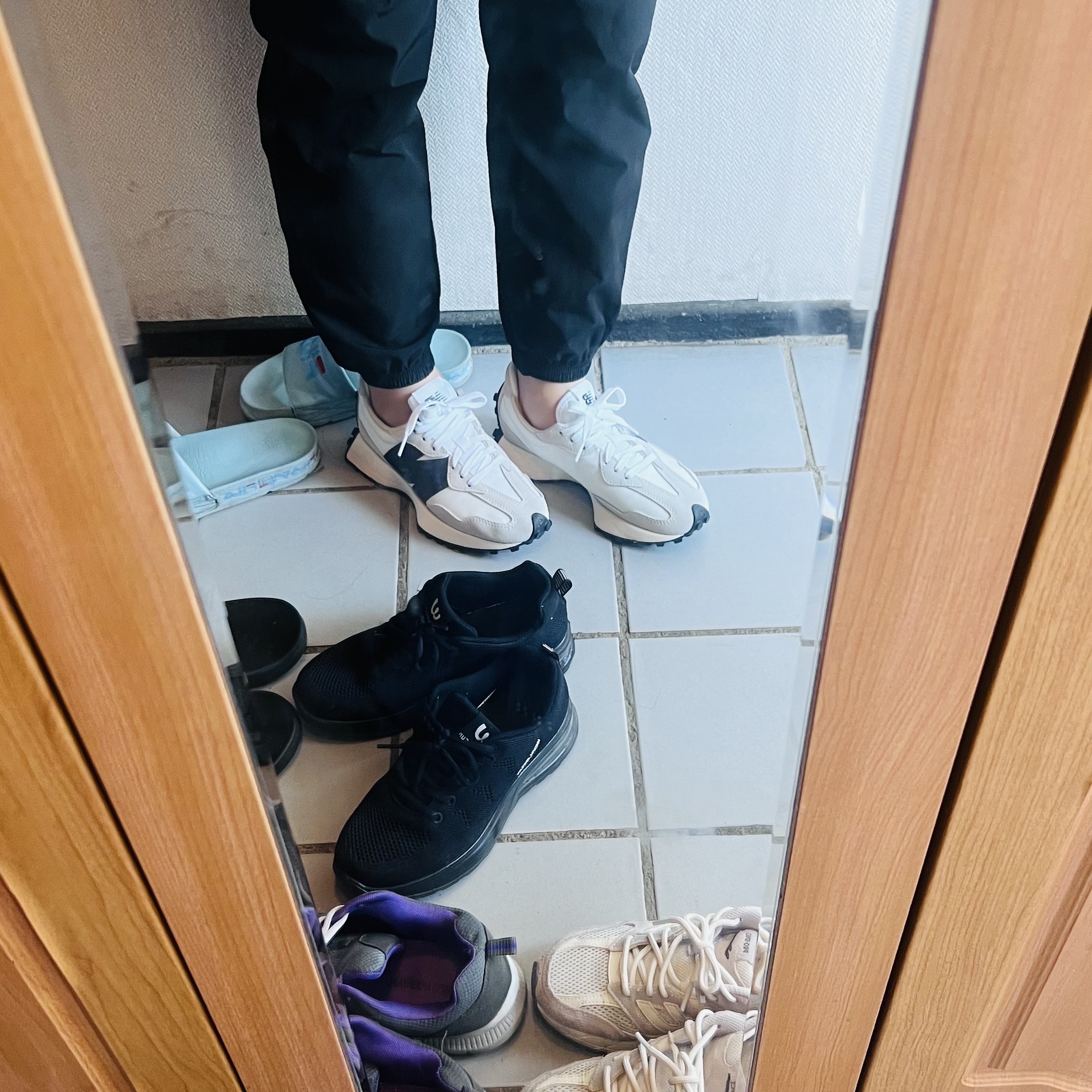 New Balance 327 White Black 착용 스타일