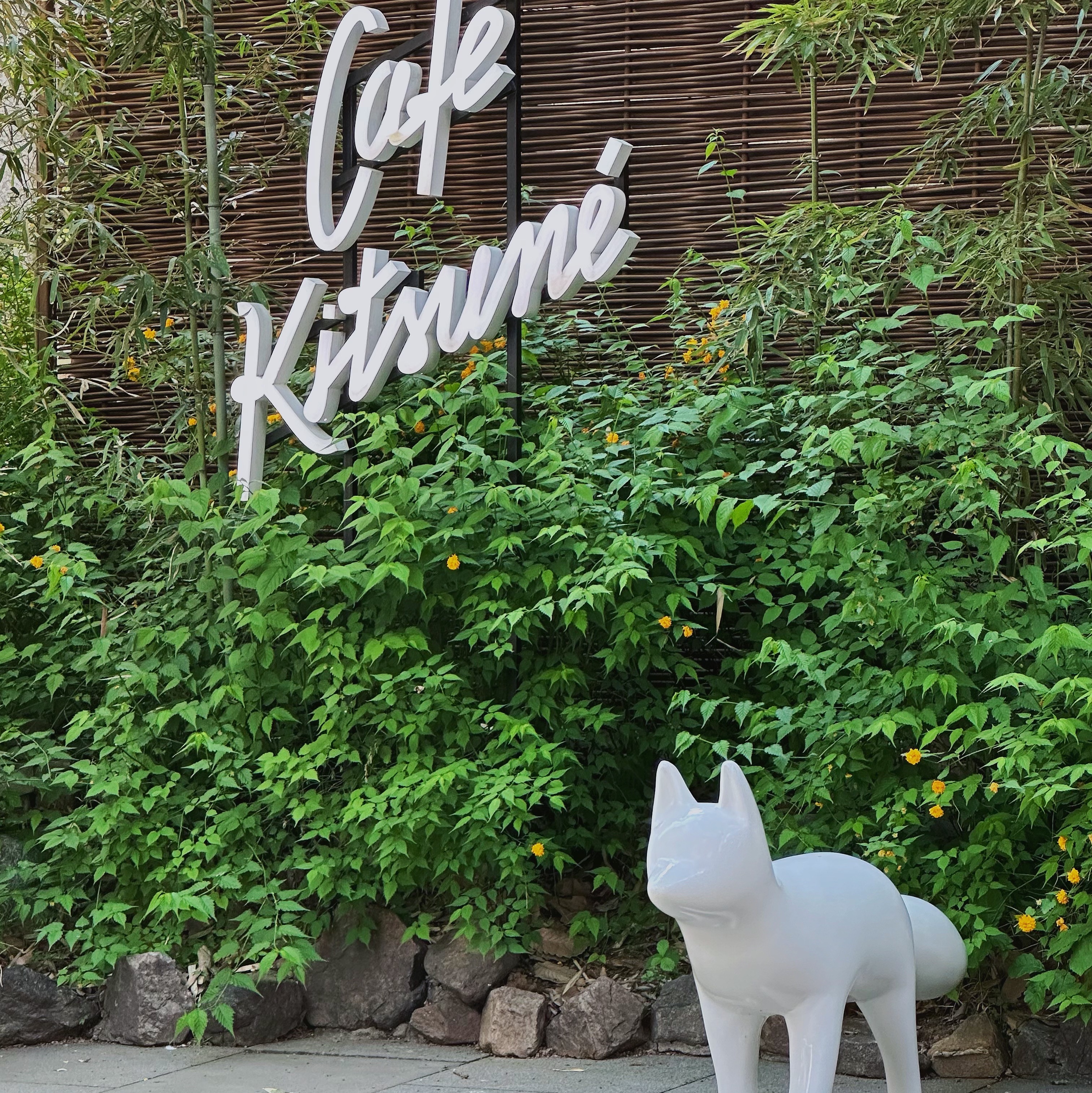 Adidas Samba Vegan White Black, Maison Kitsune Fox Head Patch Classic T-Shirt Black 착용 스타일 - 1