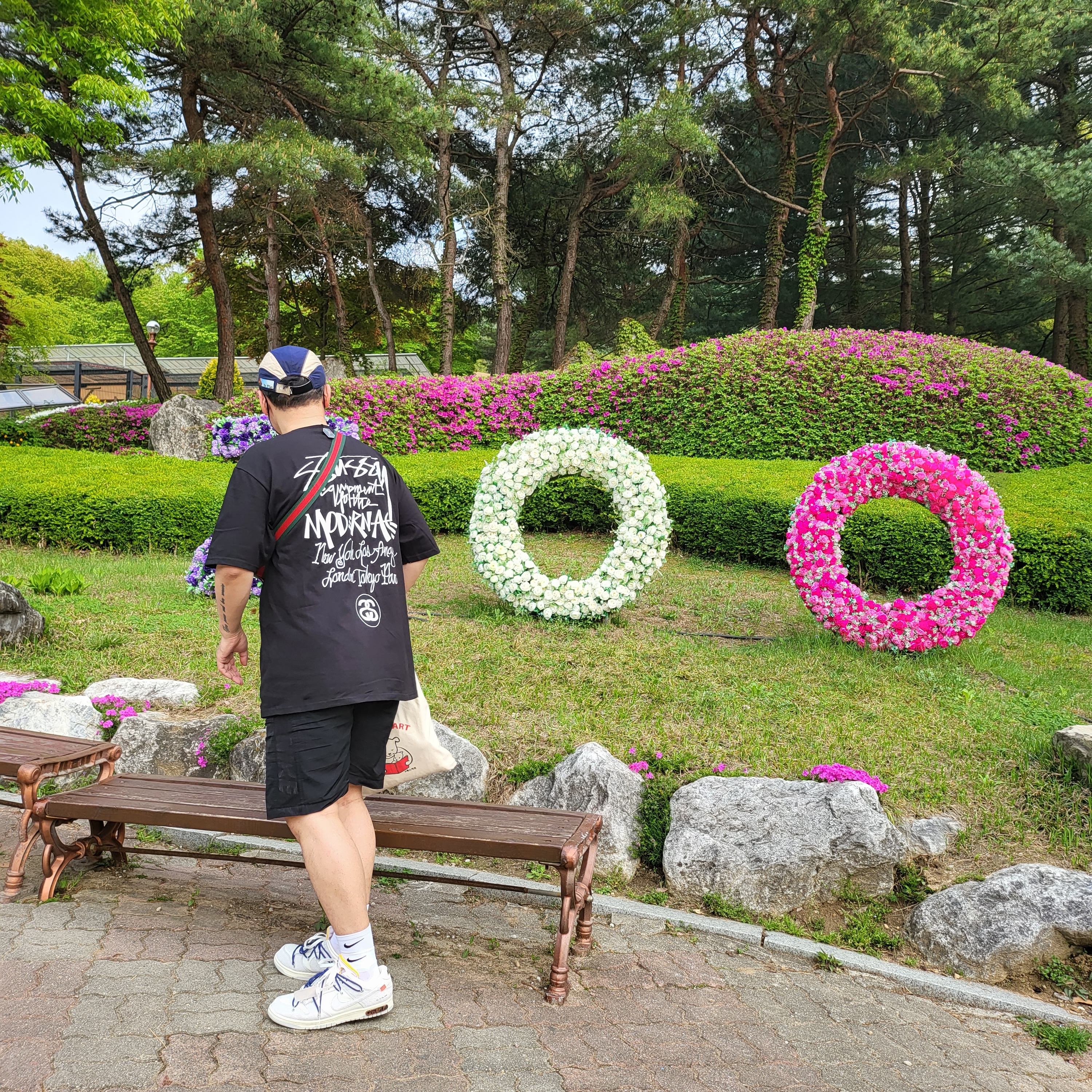 Stussy Modern Age T-Shirt Black, Nike x Cav Empt Tailwind Running Cap Navy 착용 스타일 - 4