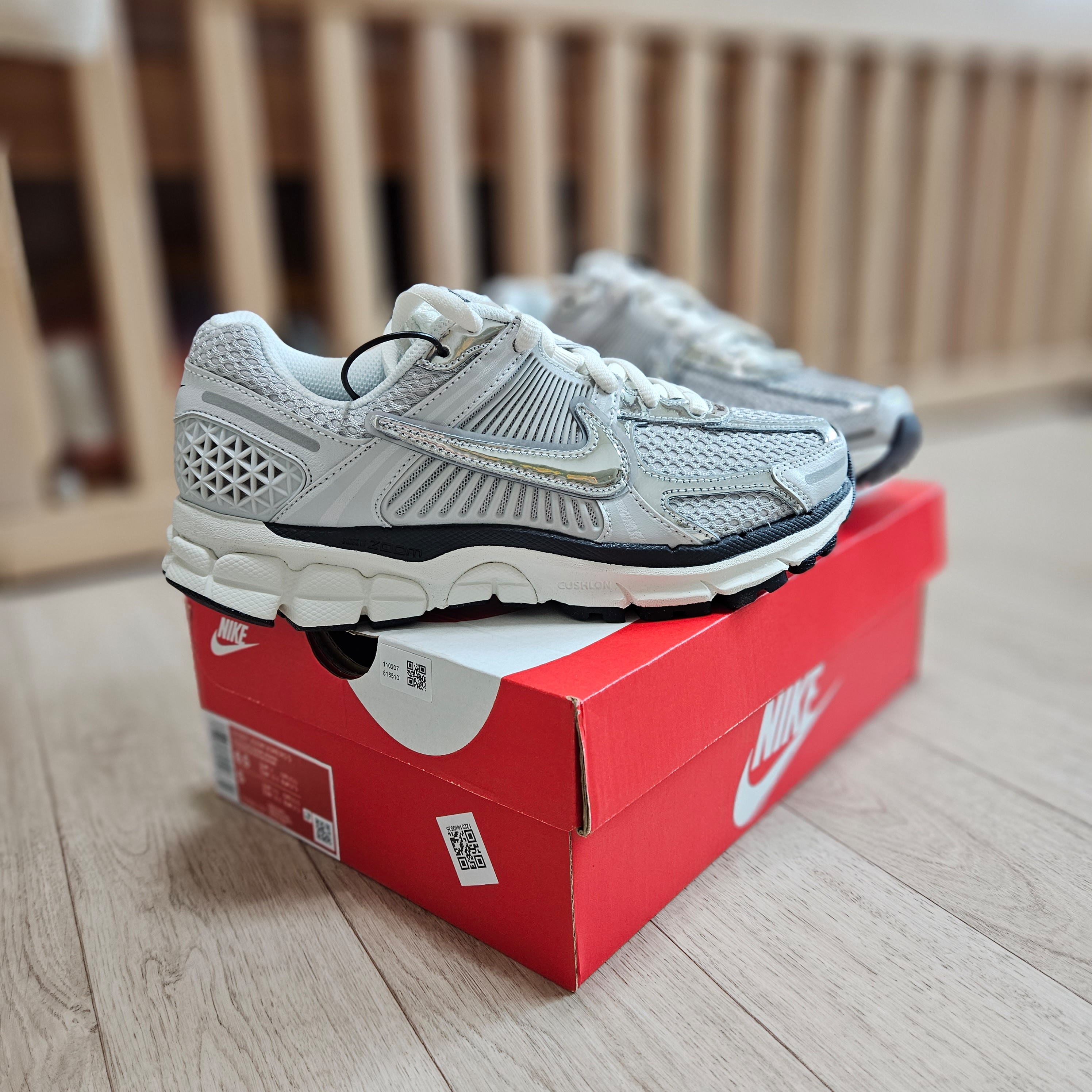 (W) Nike Zoom Vomero 5 Photon Dust and Metallic Silver 착용 스타일