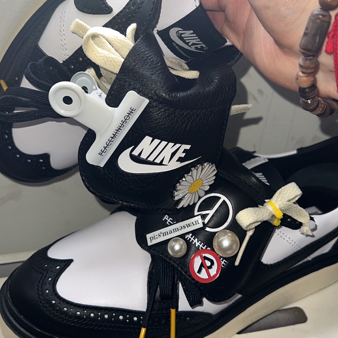 Nike x Peaceminusone Kwondo1 Black and White, Peaceminusone x The Conveni Bulldog Clip Multi 착용 스타일 - 3