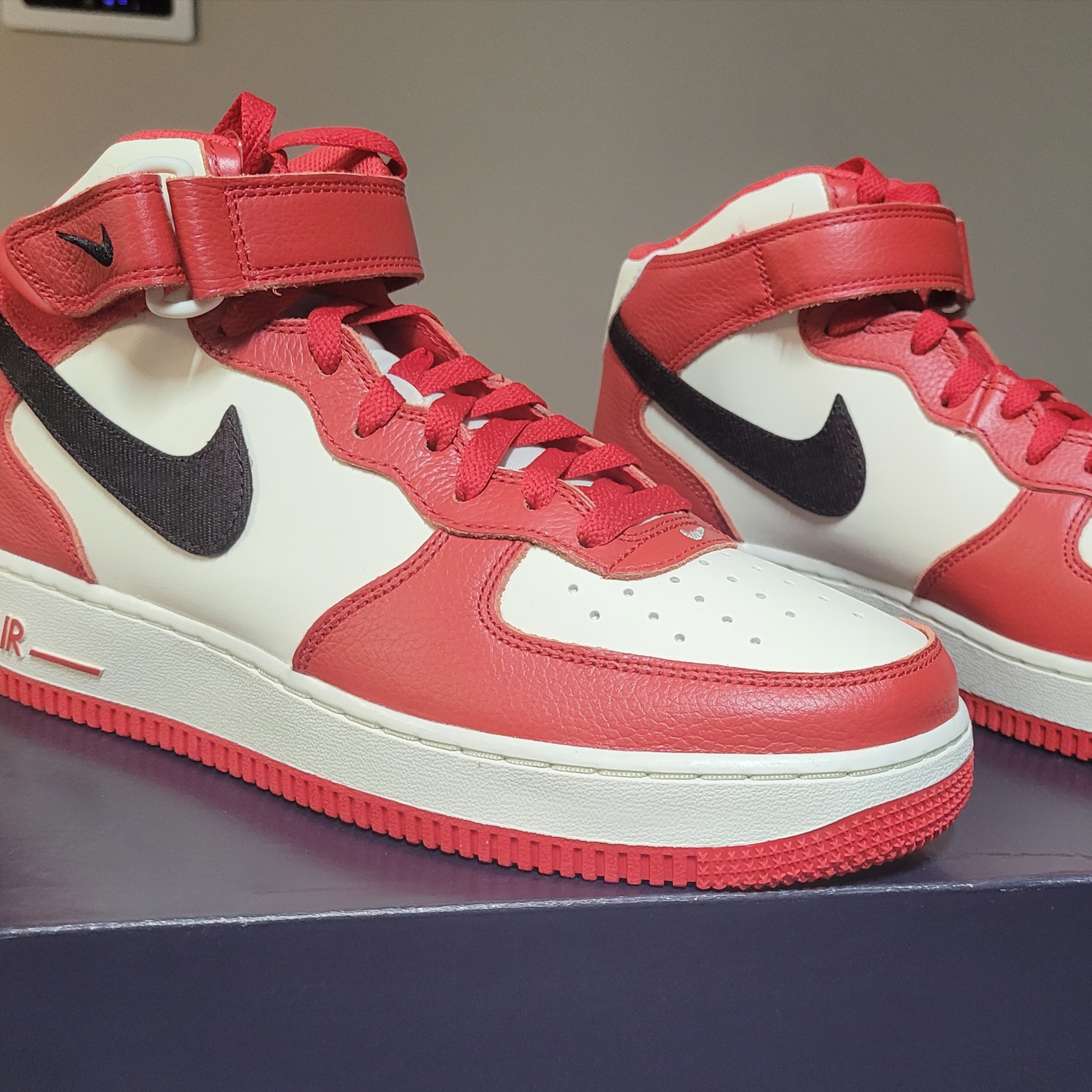 Nike Air Force 1 Mid '07 LX University Red and Pale Ivory 착용 스타일 - 4