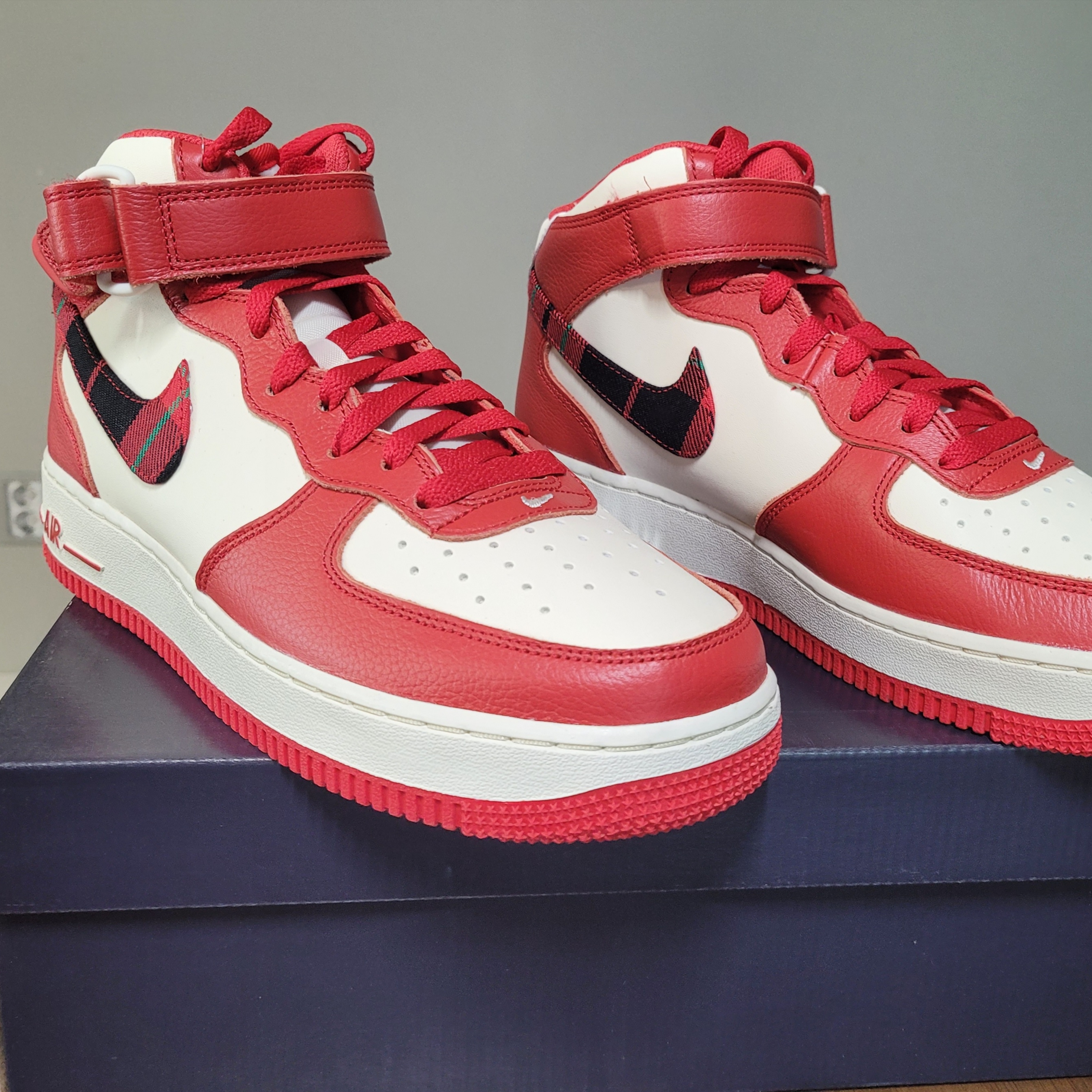 Nike Air Force 1 Mid '07 LX University Red and Pale Ivory 착용 스타일 - 1