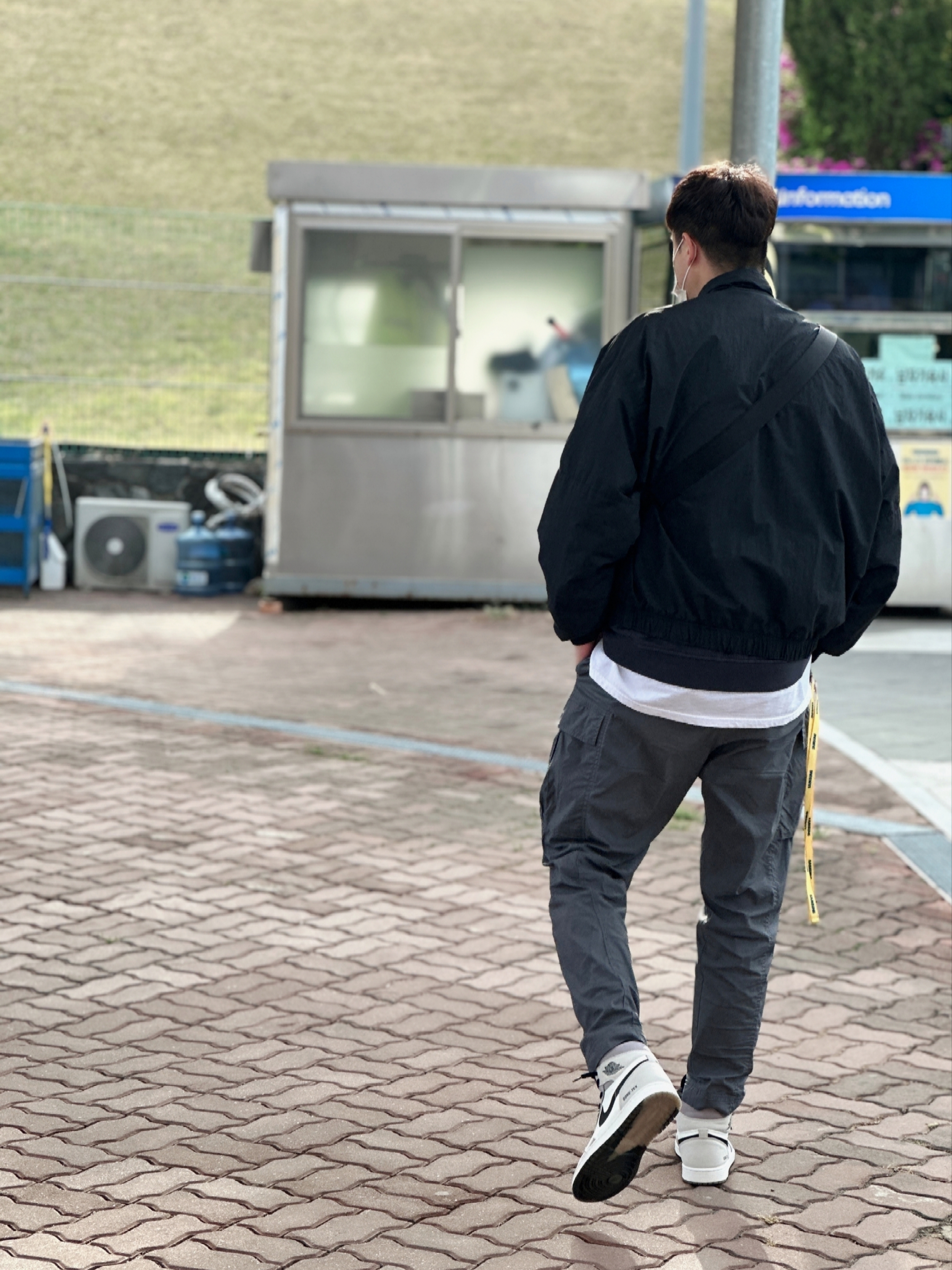 Jordan 1 Element Gore-Tex Sail, Nike NRG Solo Swoosh Woven Track Jacket Black - US/EU 착용 스타일 - 1