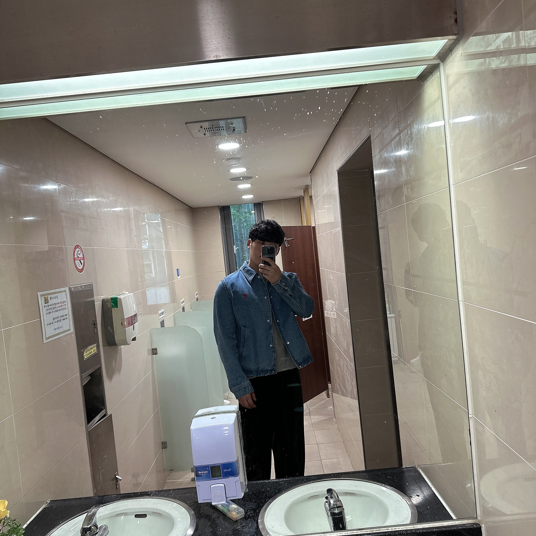 AMI de Coeur Denim Buttoned Jacket Bleached Blue 착용 스타일