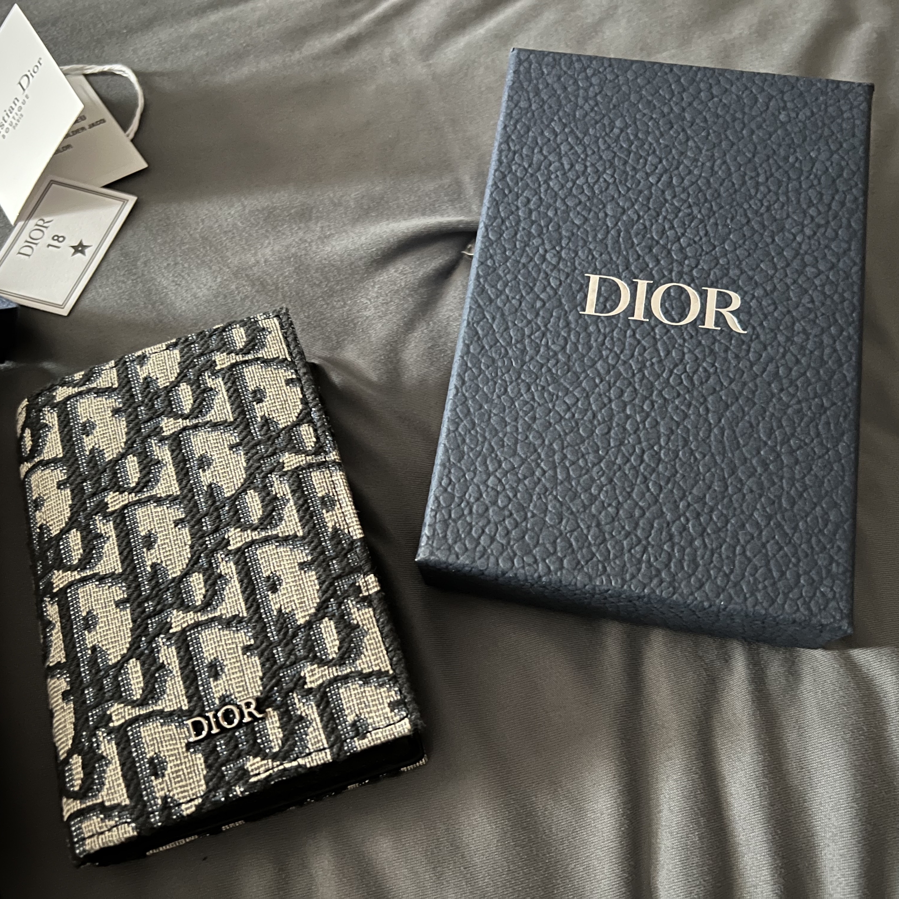 Dior Bi-Fold Card Holder Beige & Black Dior Oblique Jacquard 착용 스타일