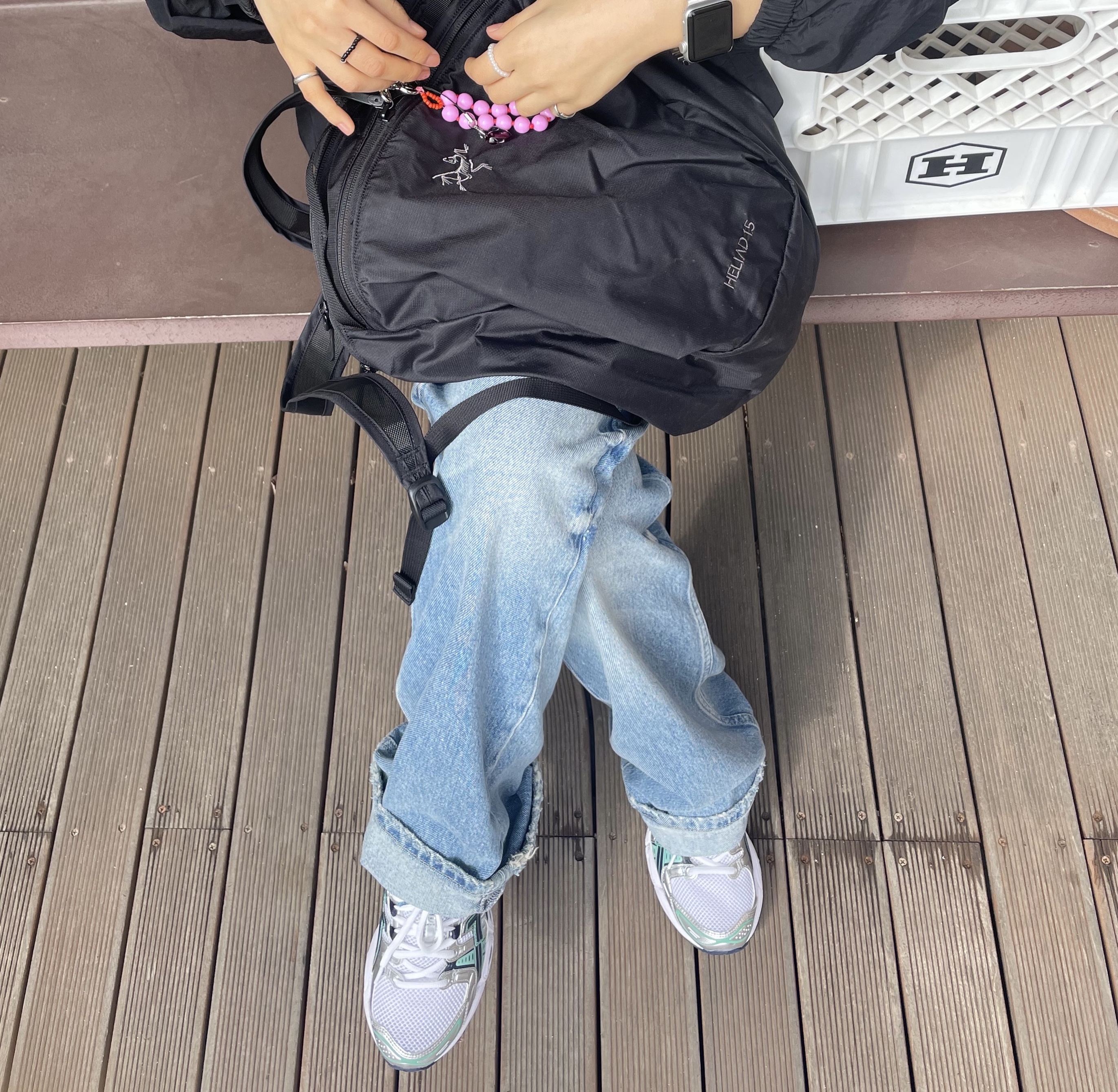 Asics Gel-Nimbus 9 White Pure Silver, Arc'teryx Heliad 15 Backpack Black 착용 스타일 - 1