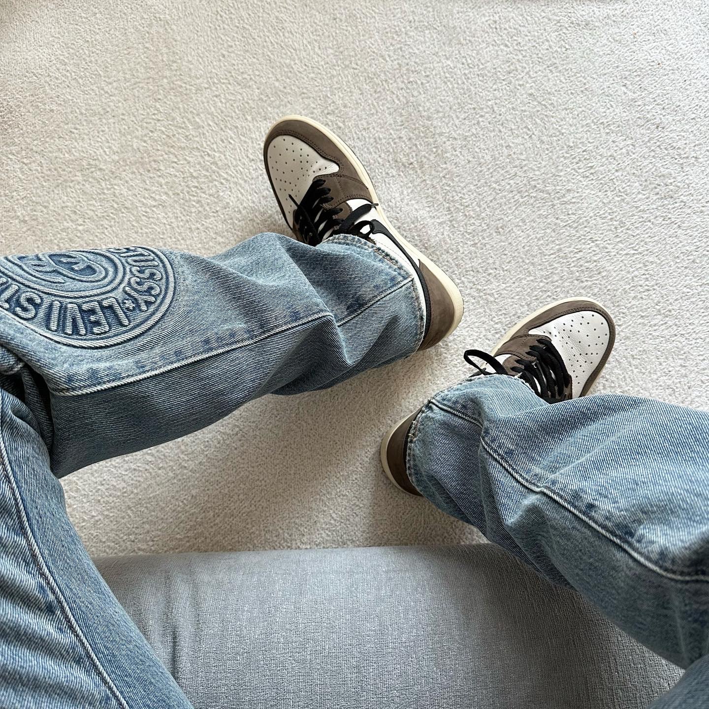 Stussy x Levi's Embossed 501 Jean Indigo, Jordan 1 x Travis Scott Retro High OG SP Mocha 착용 스타일 - 2