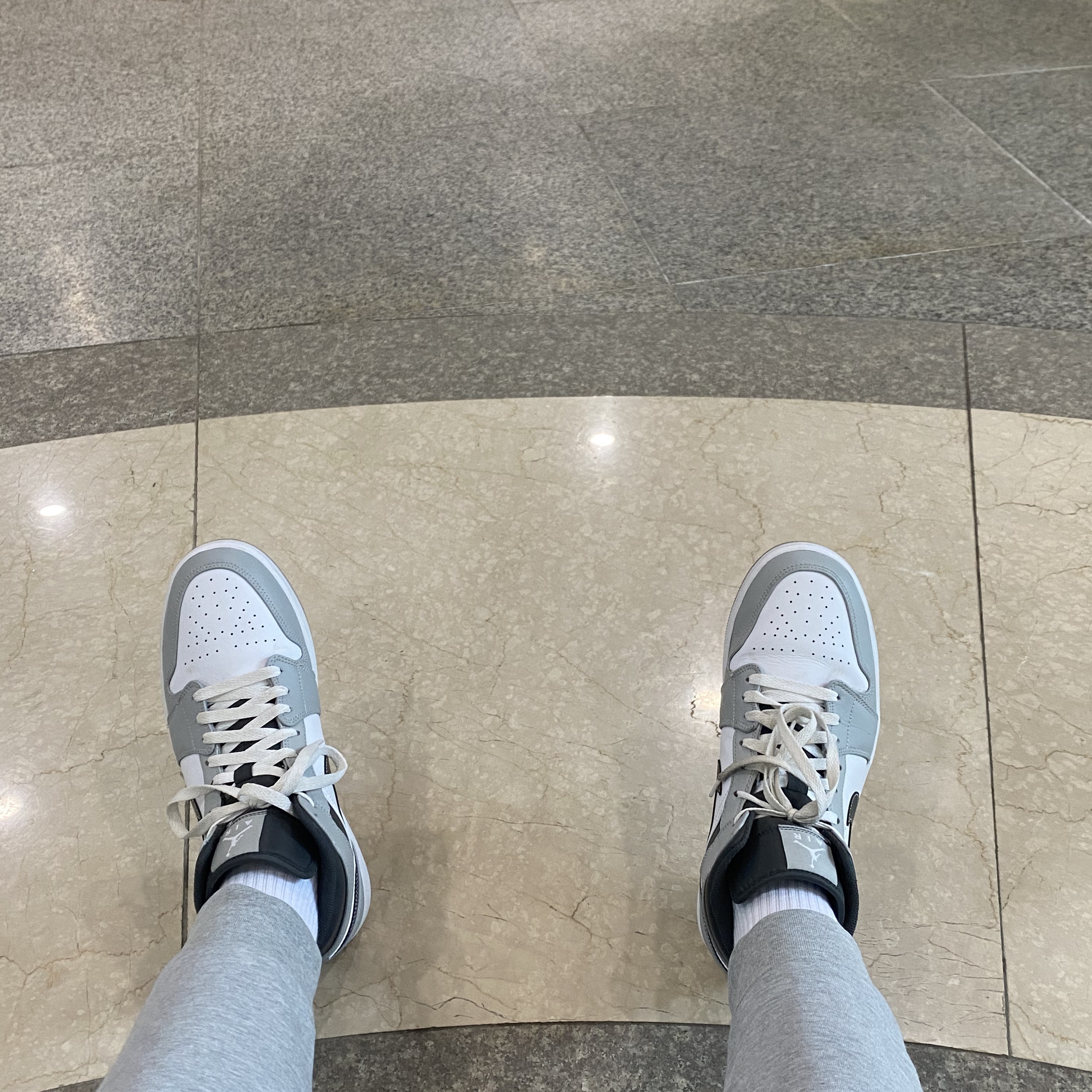 Jordan 1 Mid Light Smoke Grey Anthracite 착용 스타일