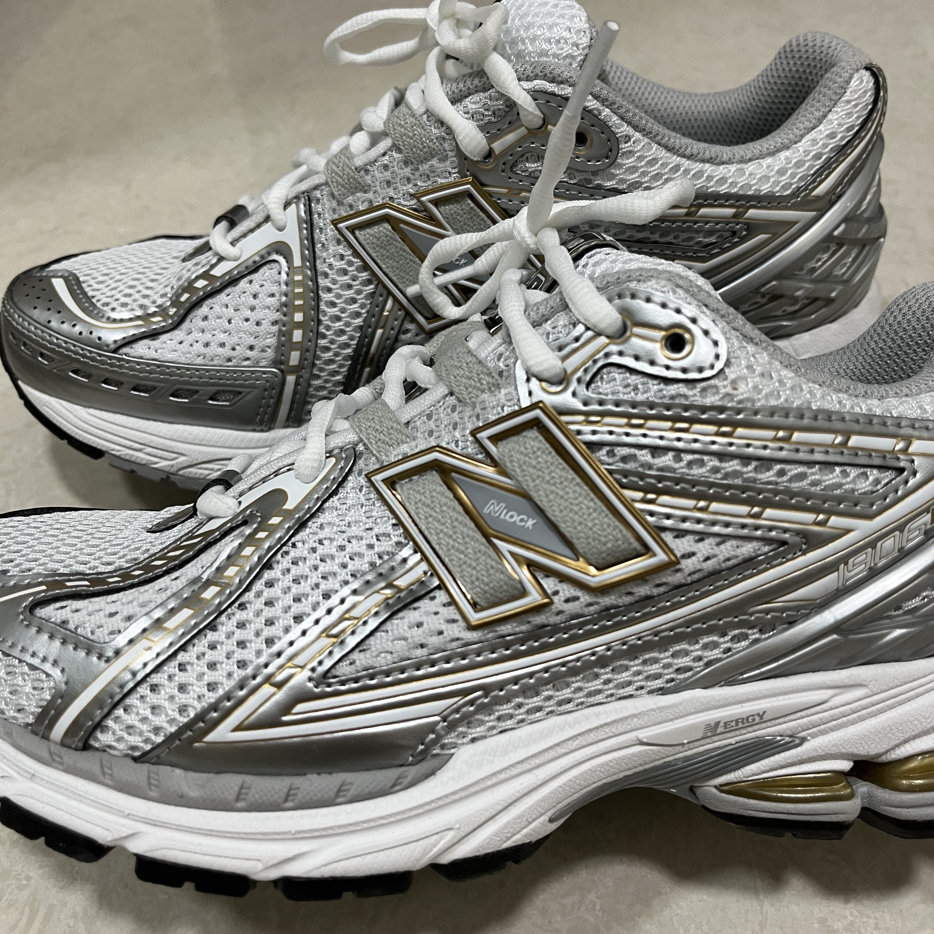 New Balance 1906R White Metallic Silver 착용 스타일 - 1