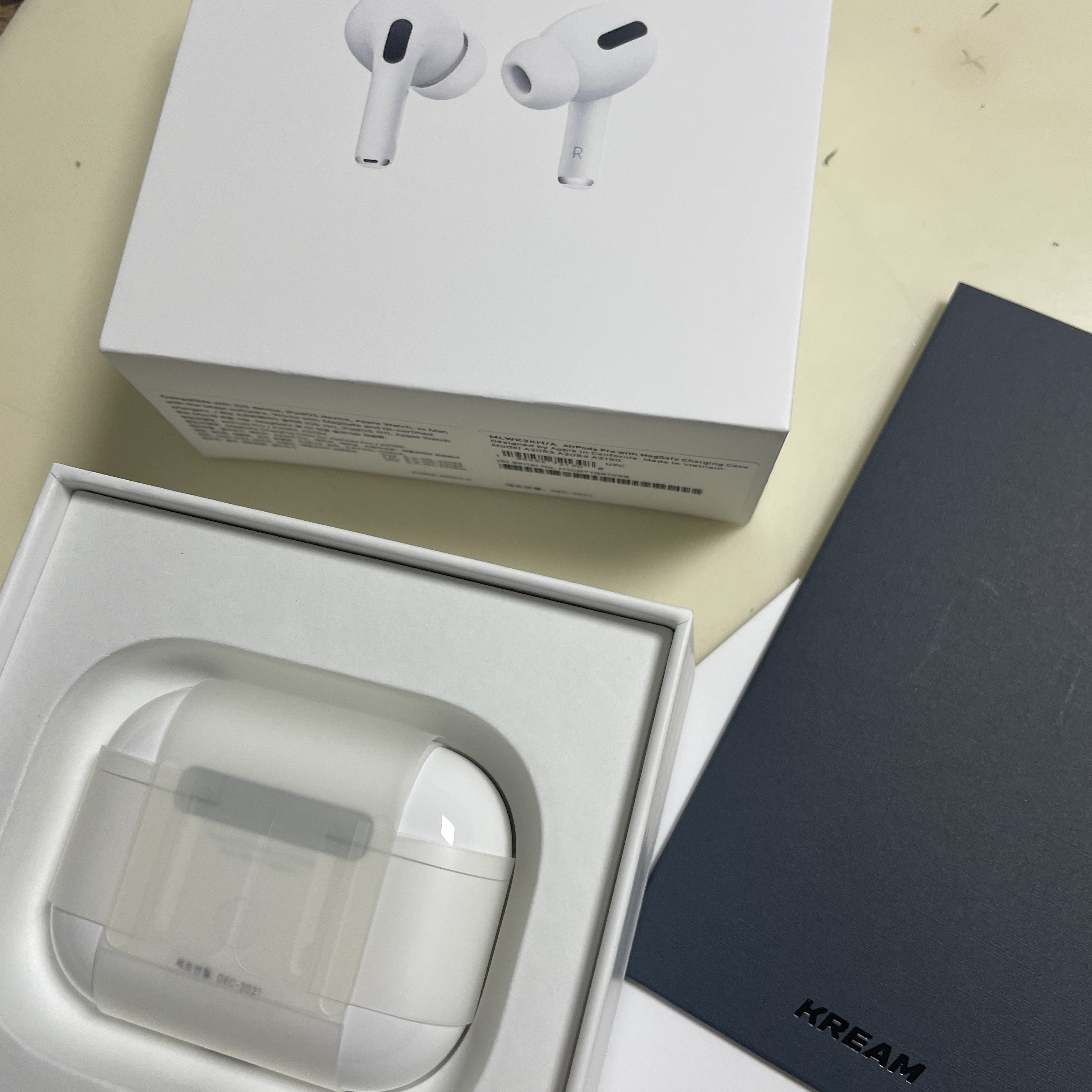 Apple AirPods Pro with MagSafe Charging Case (Korean Ver.) 착용 스타일