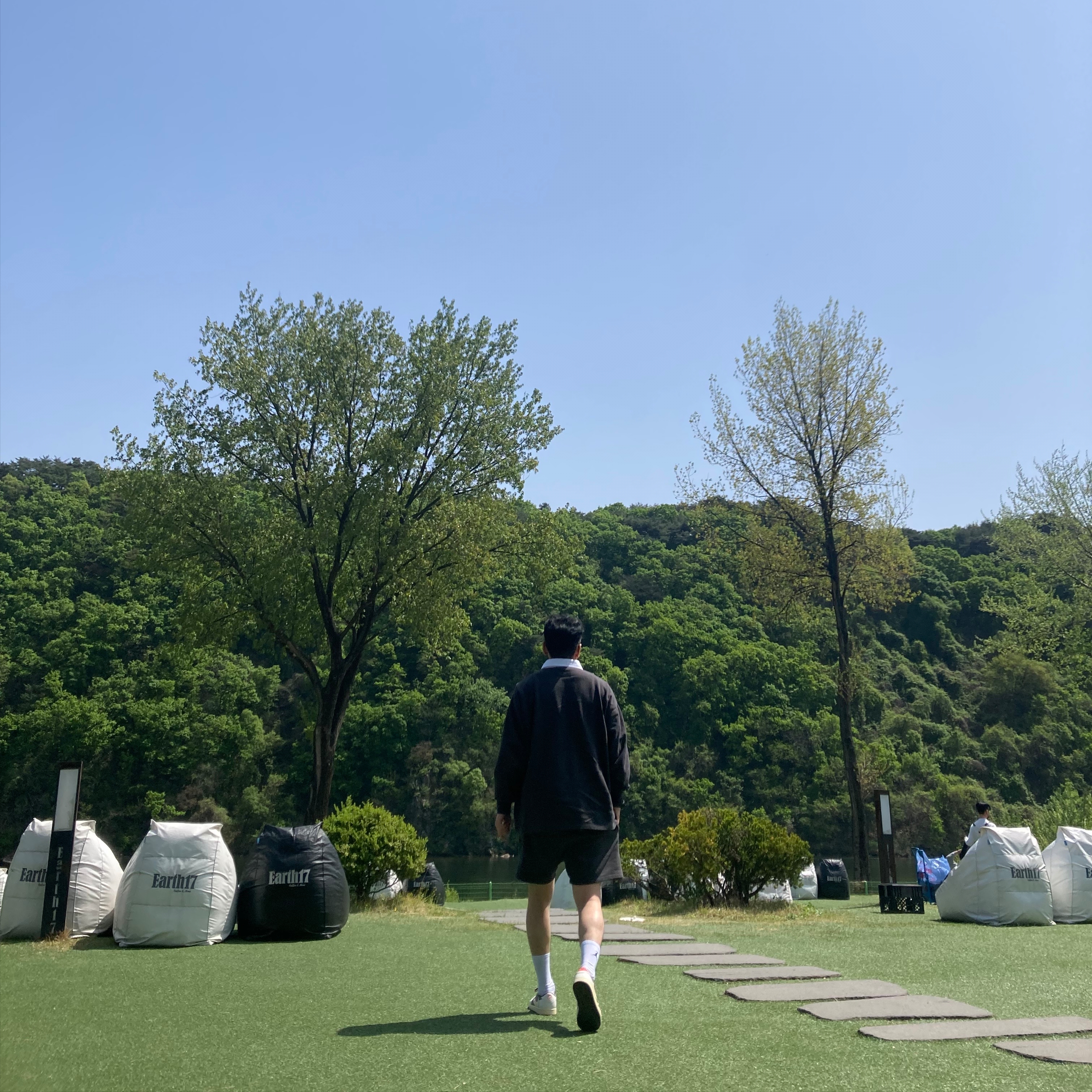 Jordan 1 x Travis Scott Retro Low OG SP Sail and Ridgerock, Essentials 1977 Rugby Long Sleeve Polo Iron - 22SS 착용 스타일