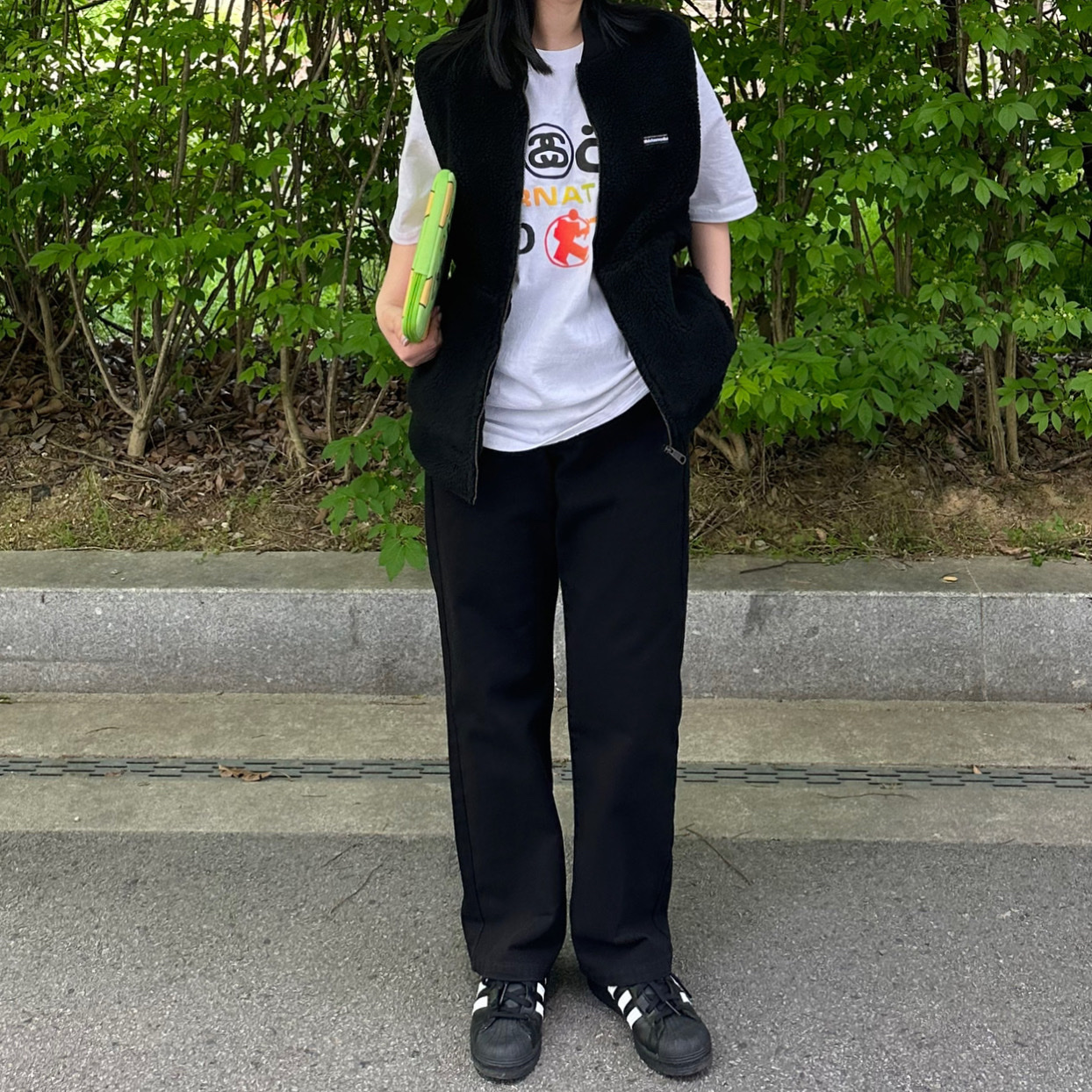 Adidas Superstar Core Black White, Stussy x Cactus Plant Flea Market International T-Shirt White 착용 스타일