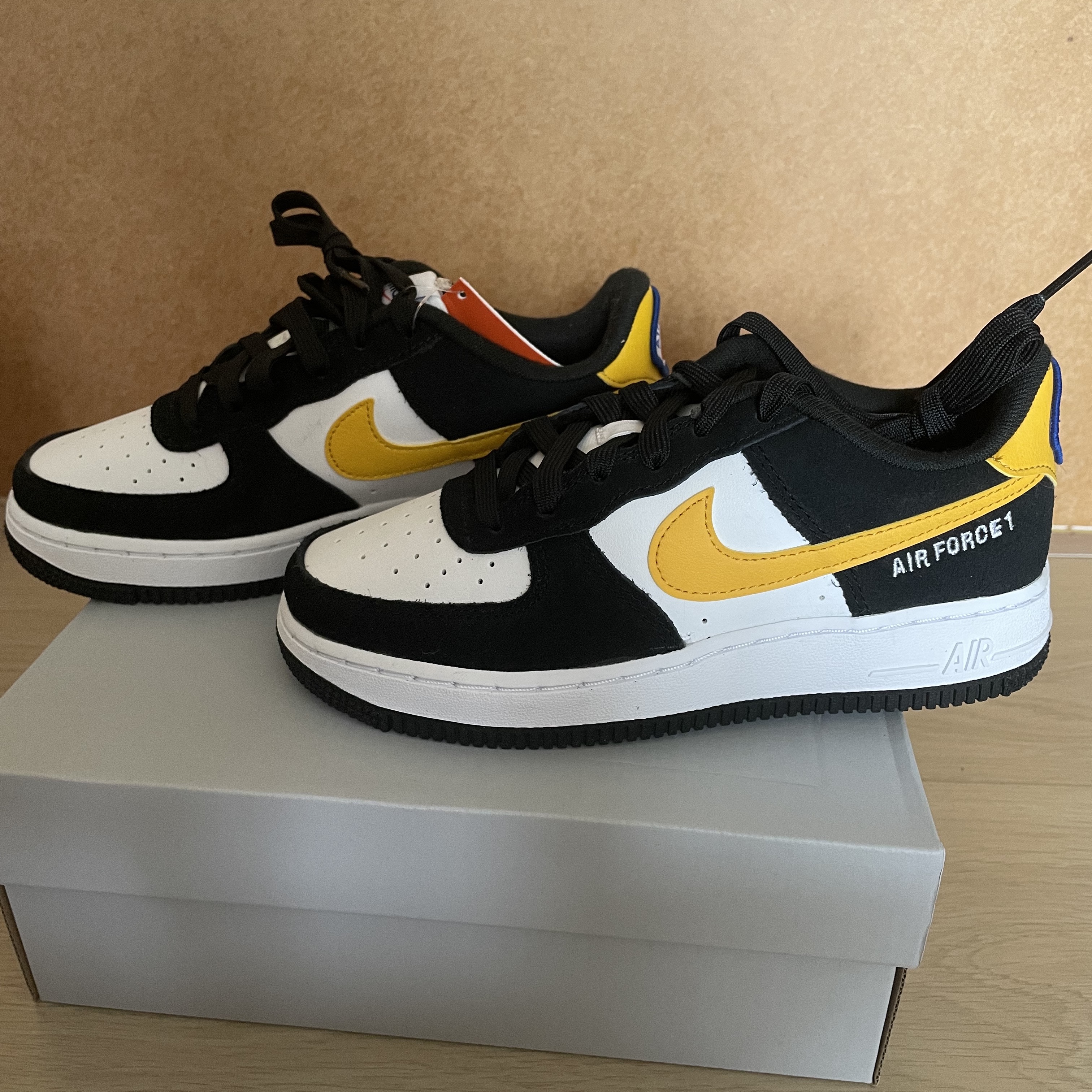 (GS) Nike Air Force 1 LV8 Athletic Club Black Dark Sulfur 착용 스타일