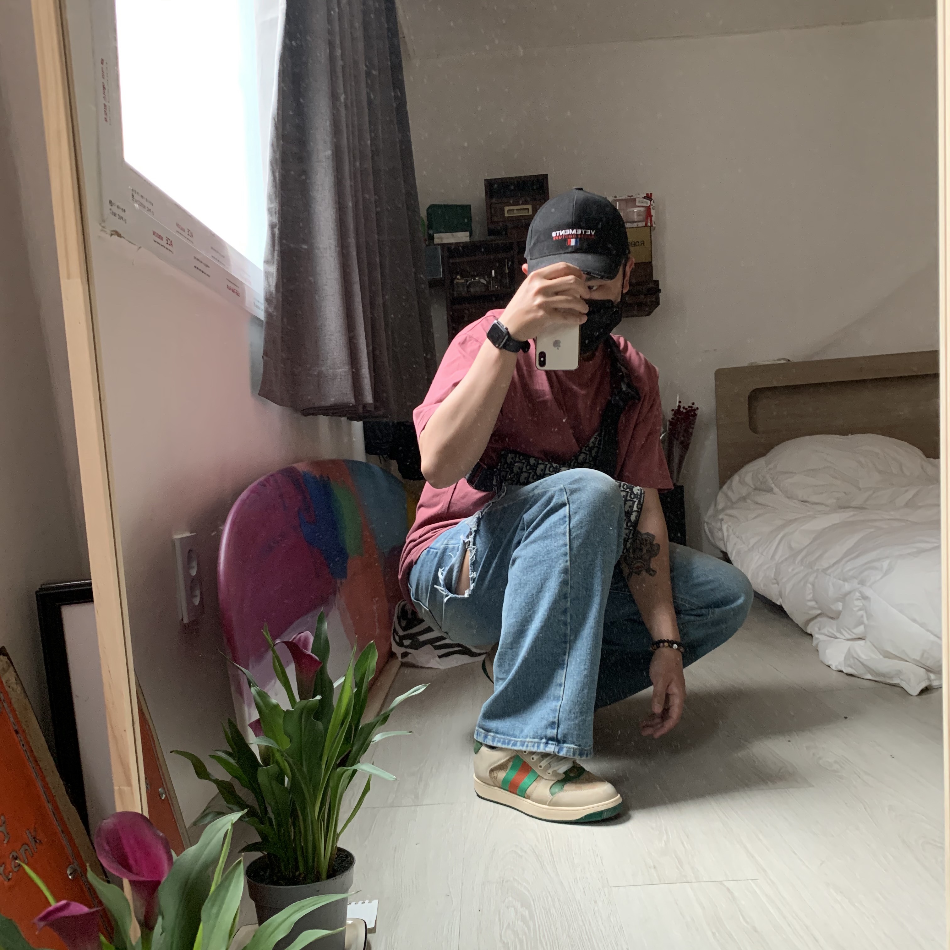 Gucci Screener GG Canvas Distressed Sneakers, Dior Saddle Bag Beige & Black Dior Oblique Jacquard 착용 스타일
