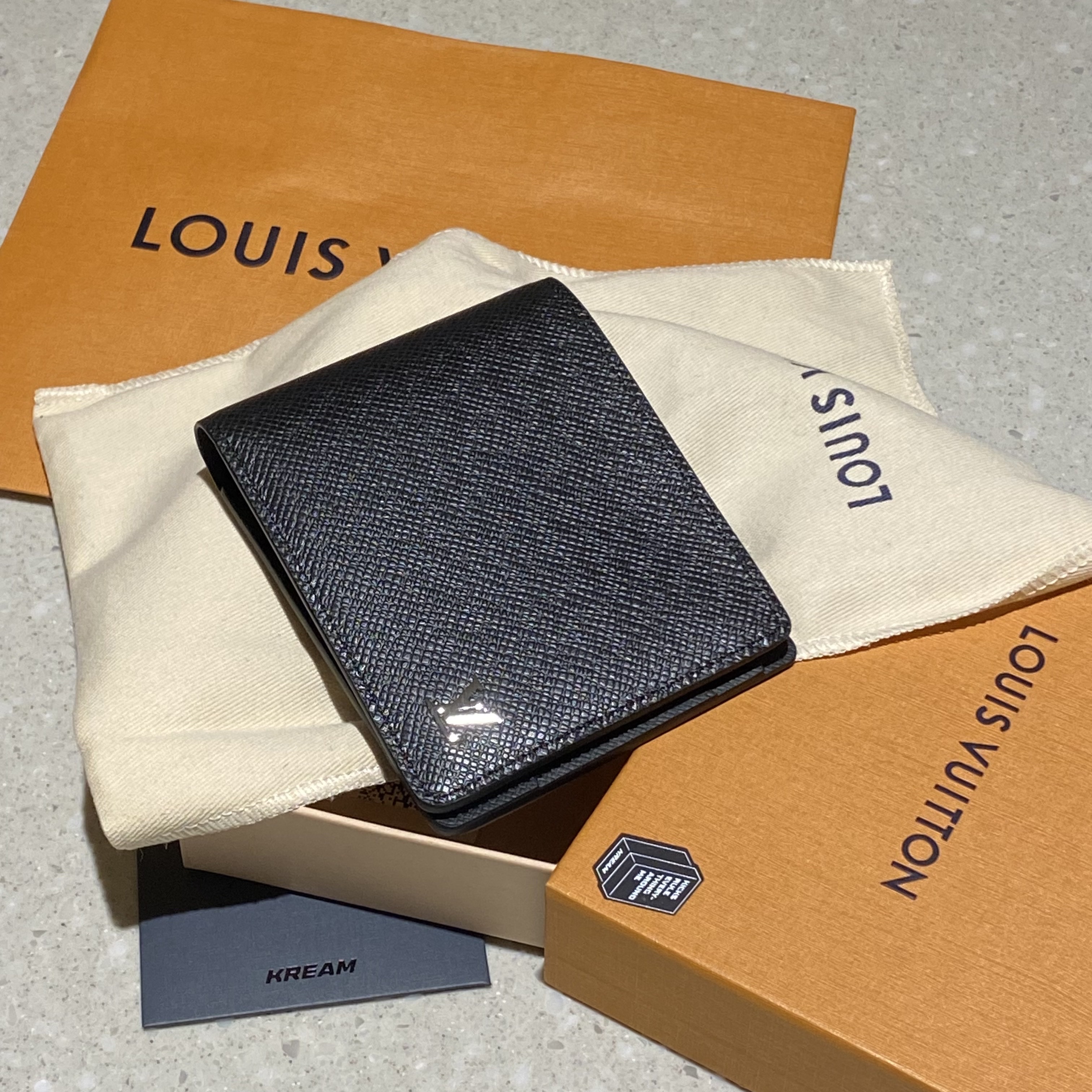 Louis Vuitton Multiple Wallet Taiga Black 착용 스타일