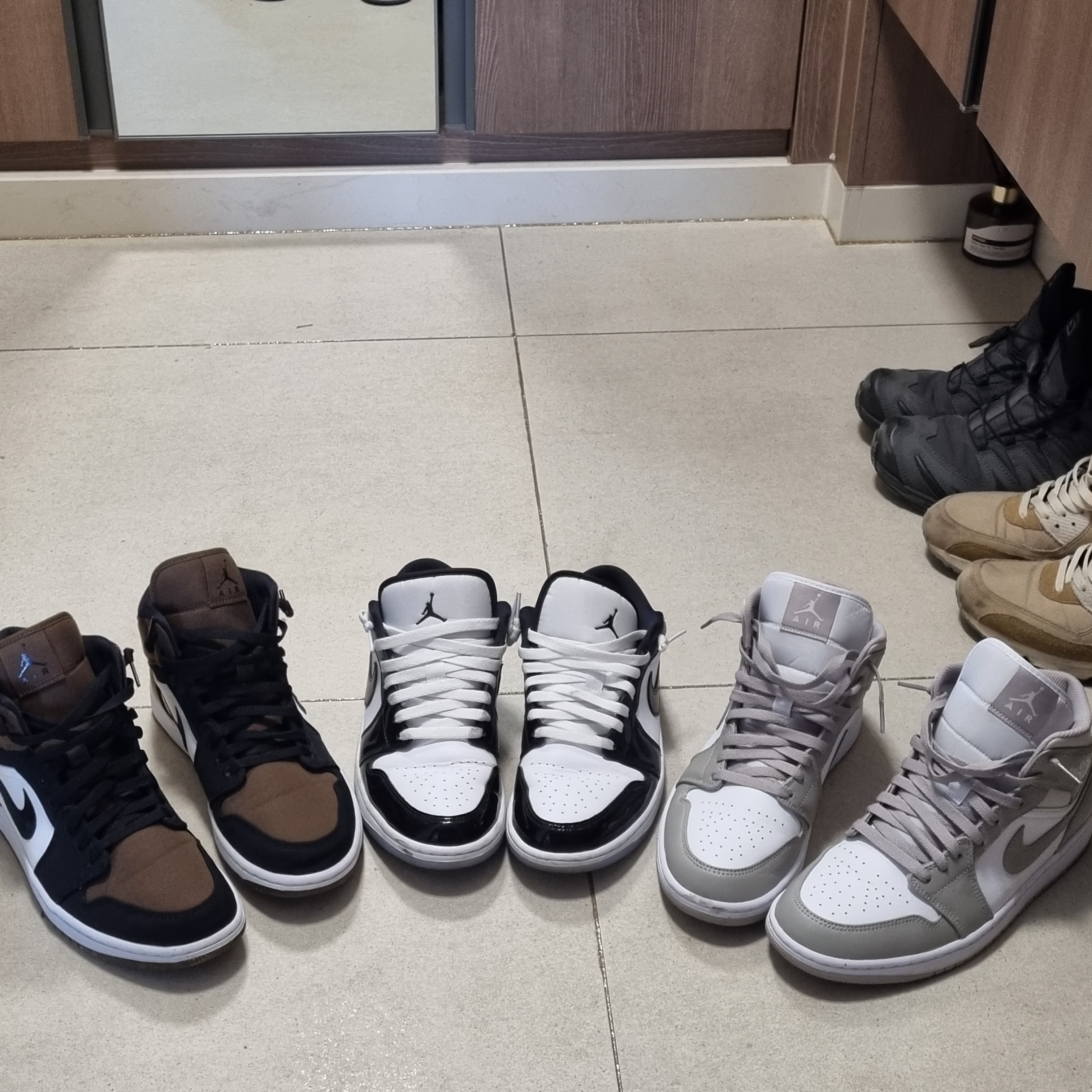 (W) Jordan 1 Mid SE Light Olive Black, Jordan 1 Mid College Grey 착용 스타일 - 3