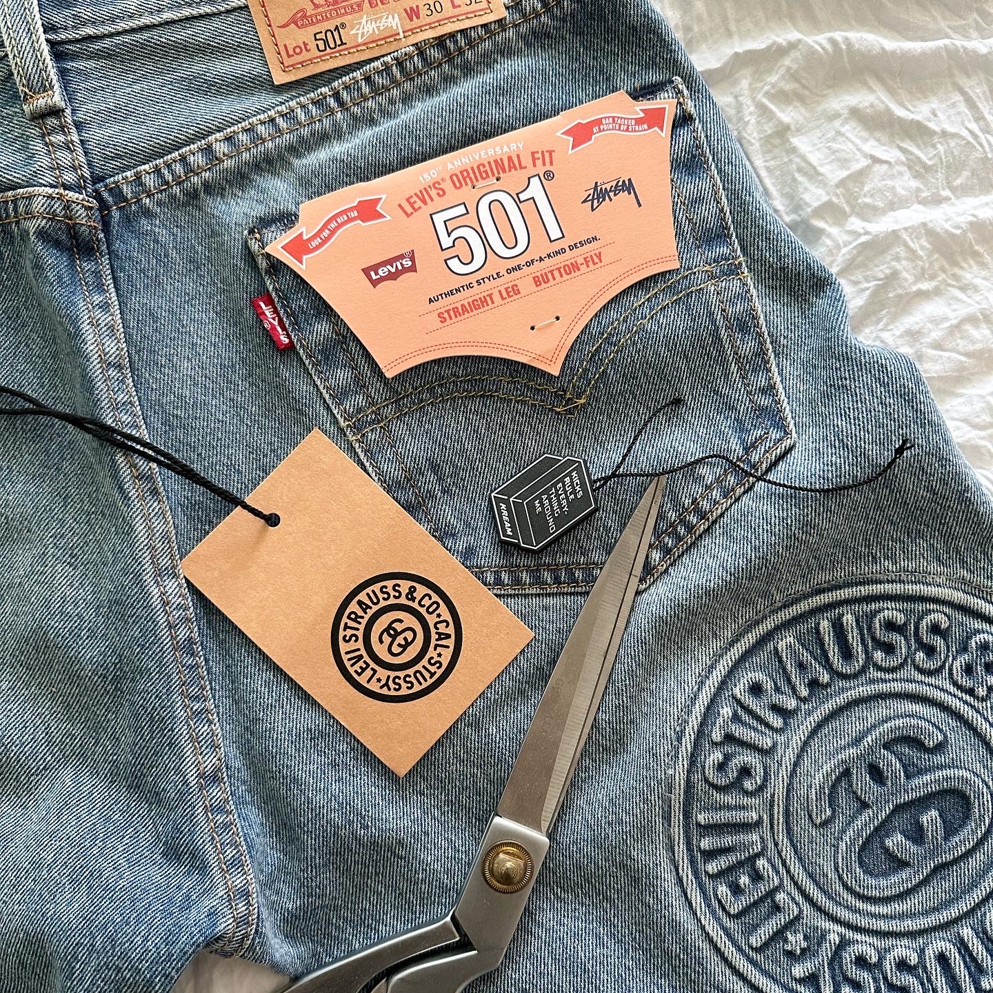 Stussy x Levi's Embossed 501 Jean Indigo, Jordan 1 x Travis Scott Retro High OG SP Mocha 착용 스타일 - 4