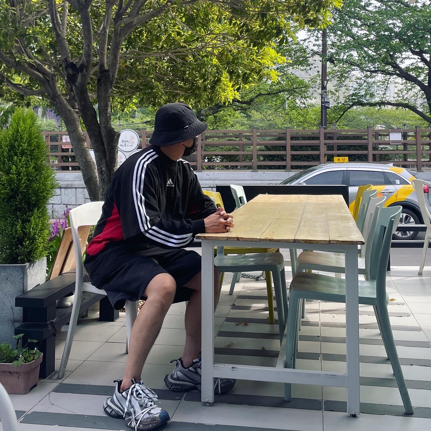 Balenciaga 3XL Sneakers Worn Out Grey White Blue, Balenciaga x Adidas Oversized Long Sleeve T-Shirt Black 착용 스타일 - 1