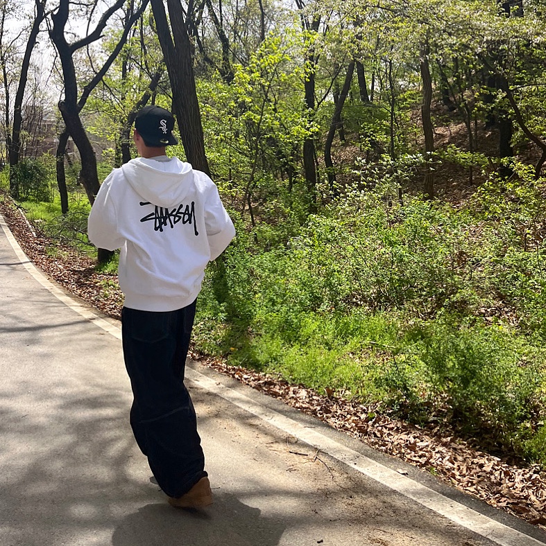Stussy Basic Stussy Zip Hoodie White 2022, Nike Air Force 1 '07 WB Flax 착용 스타일 - 1