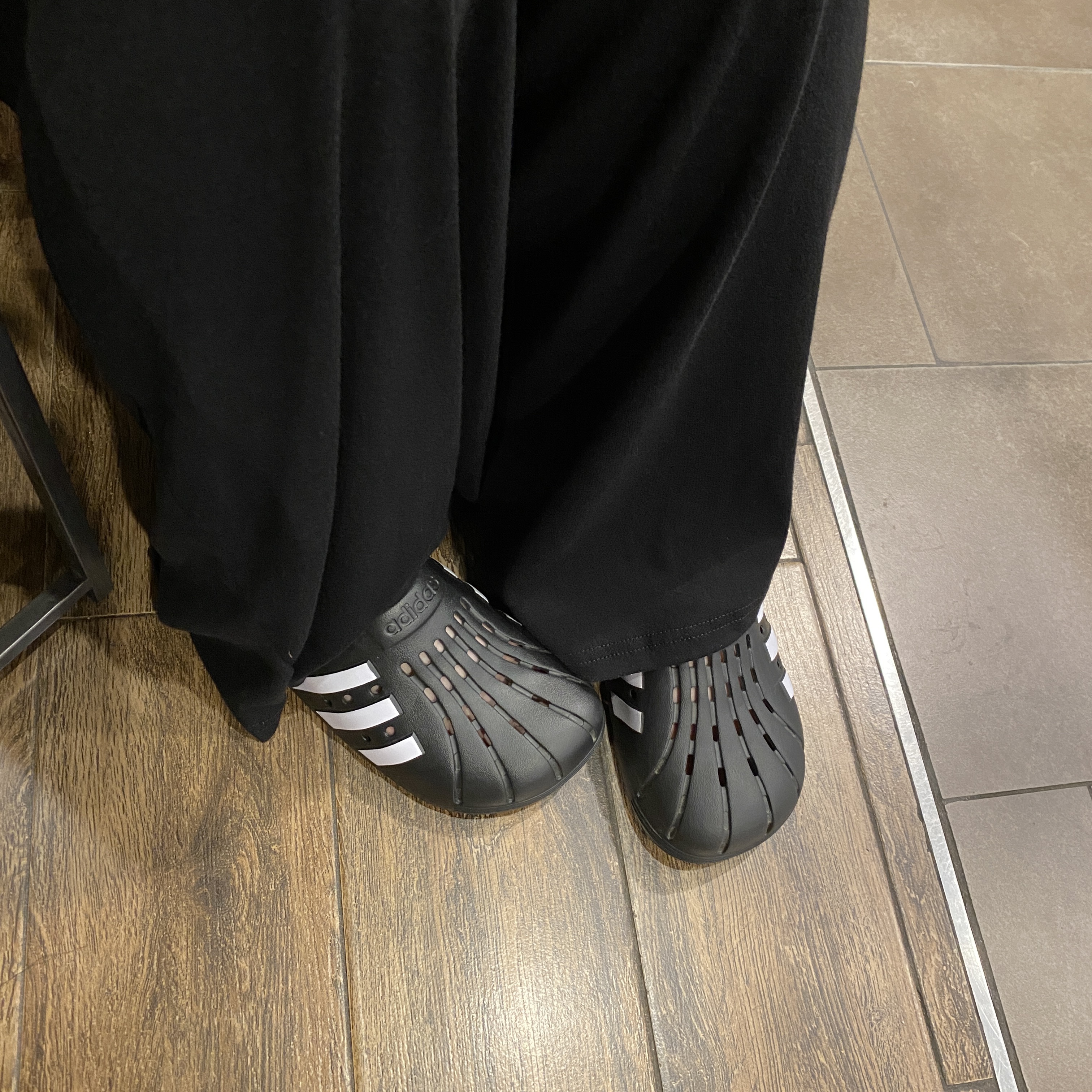 Adidas Adilette Clog Black White 착용 스타일