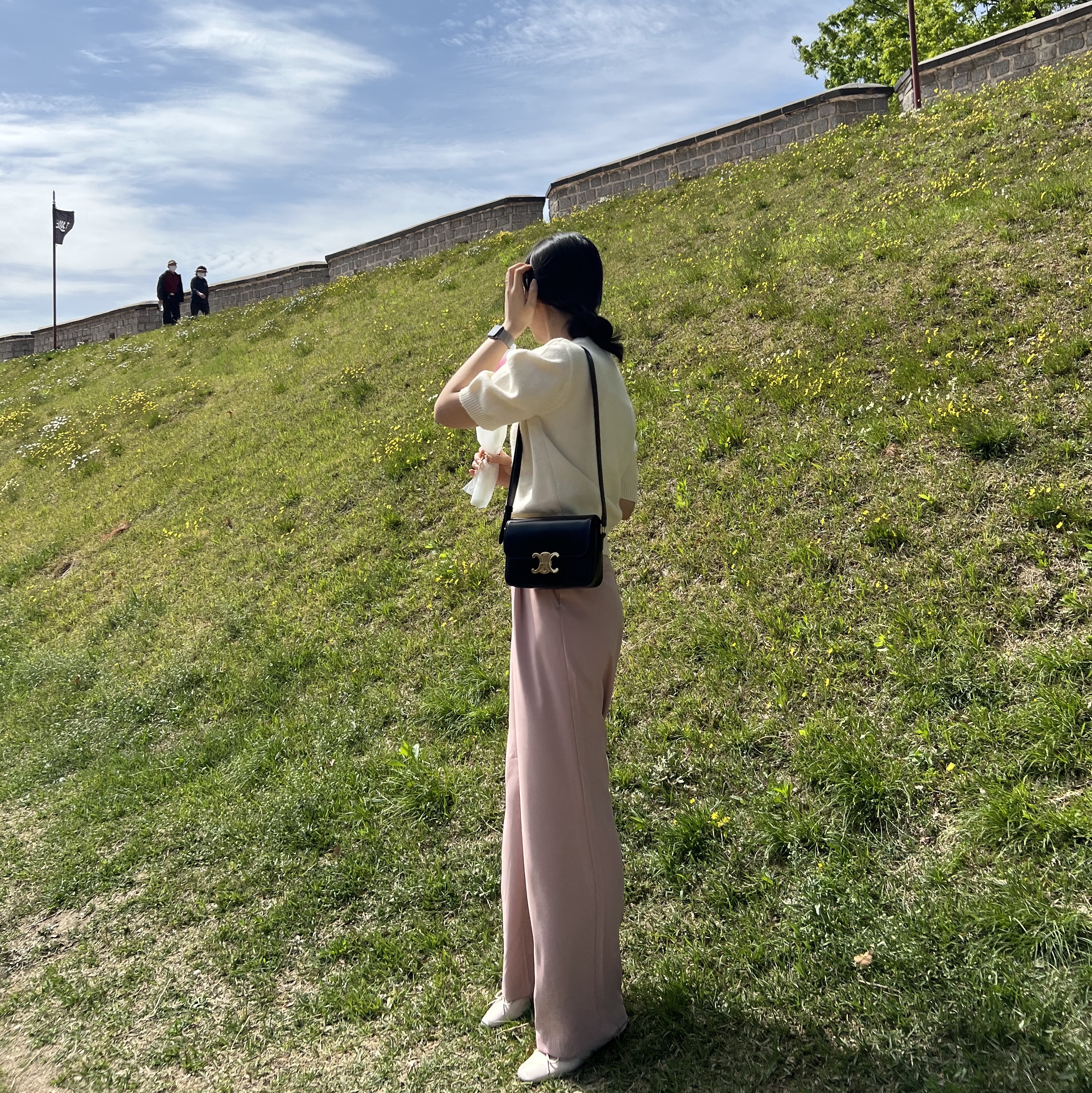 Celine Teen Triomphe Bag in Shiny Calfskin Black 착용 스타일
