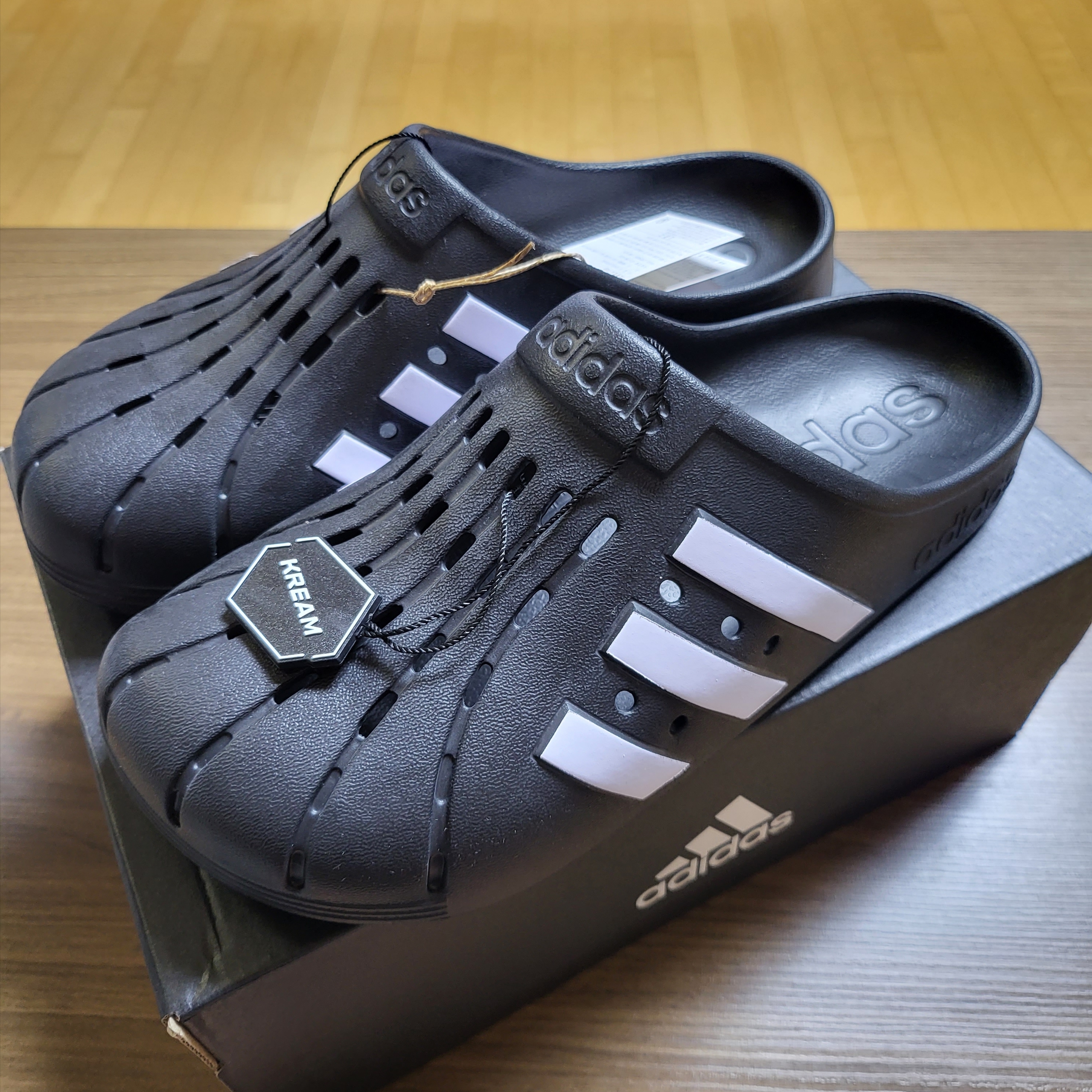 Adidas Adilette Clog Black White 착용 스타일 - 1