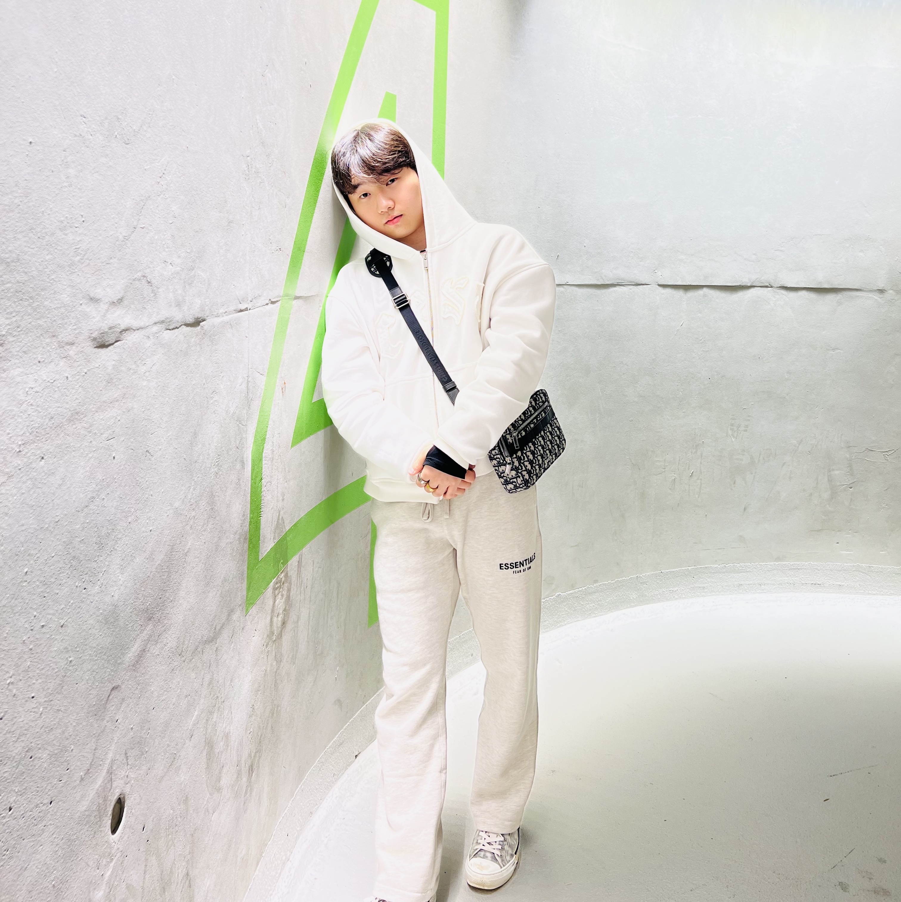 Dior Safari Messenger Bag Beige & Black Dior Oblique Jacquard, Dior B23 Low Dior Oblique White & Black 착용 스타일 - 2