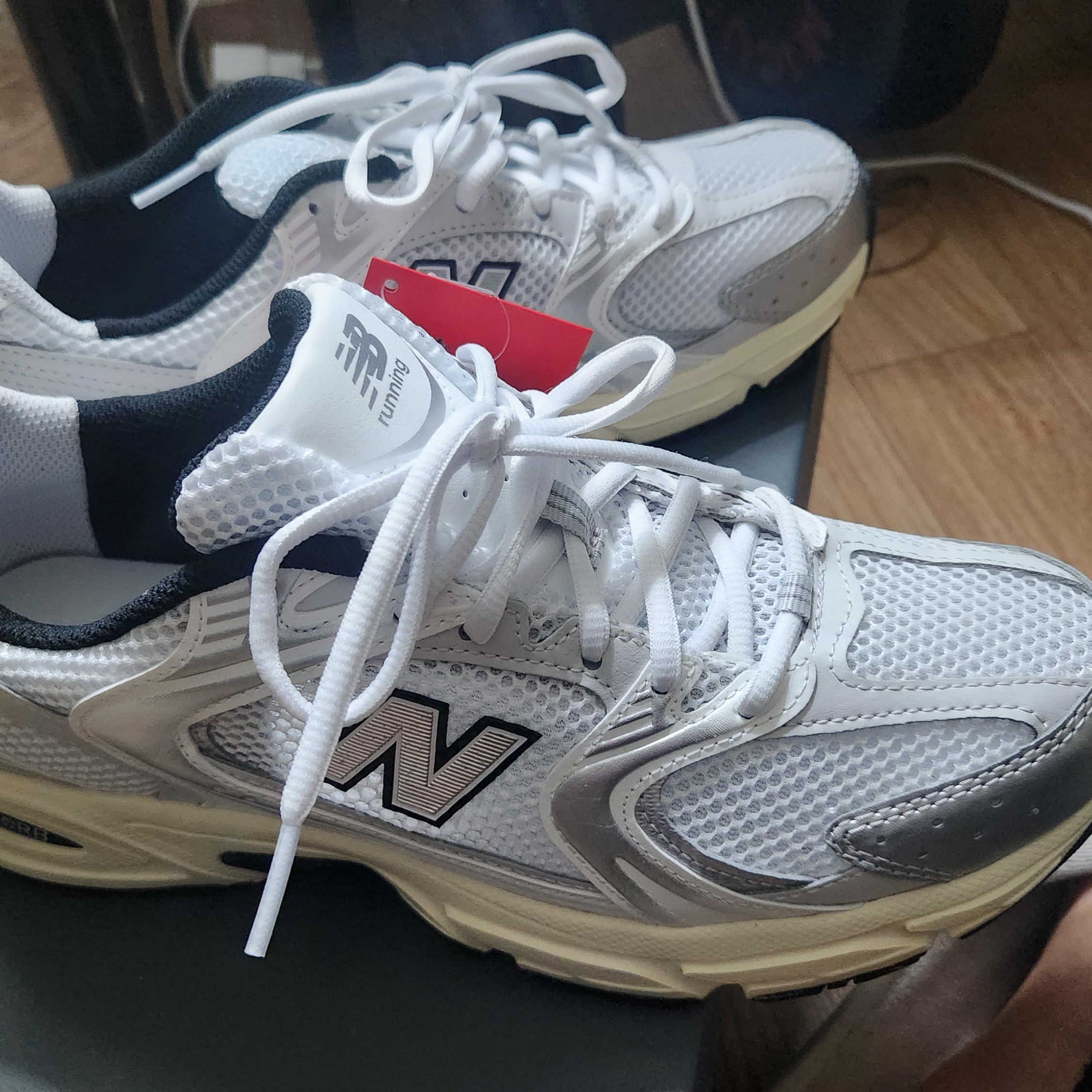 New Balance 530 Silver Cream 착용 스타일 - 1