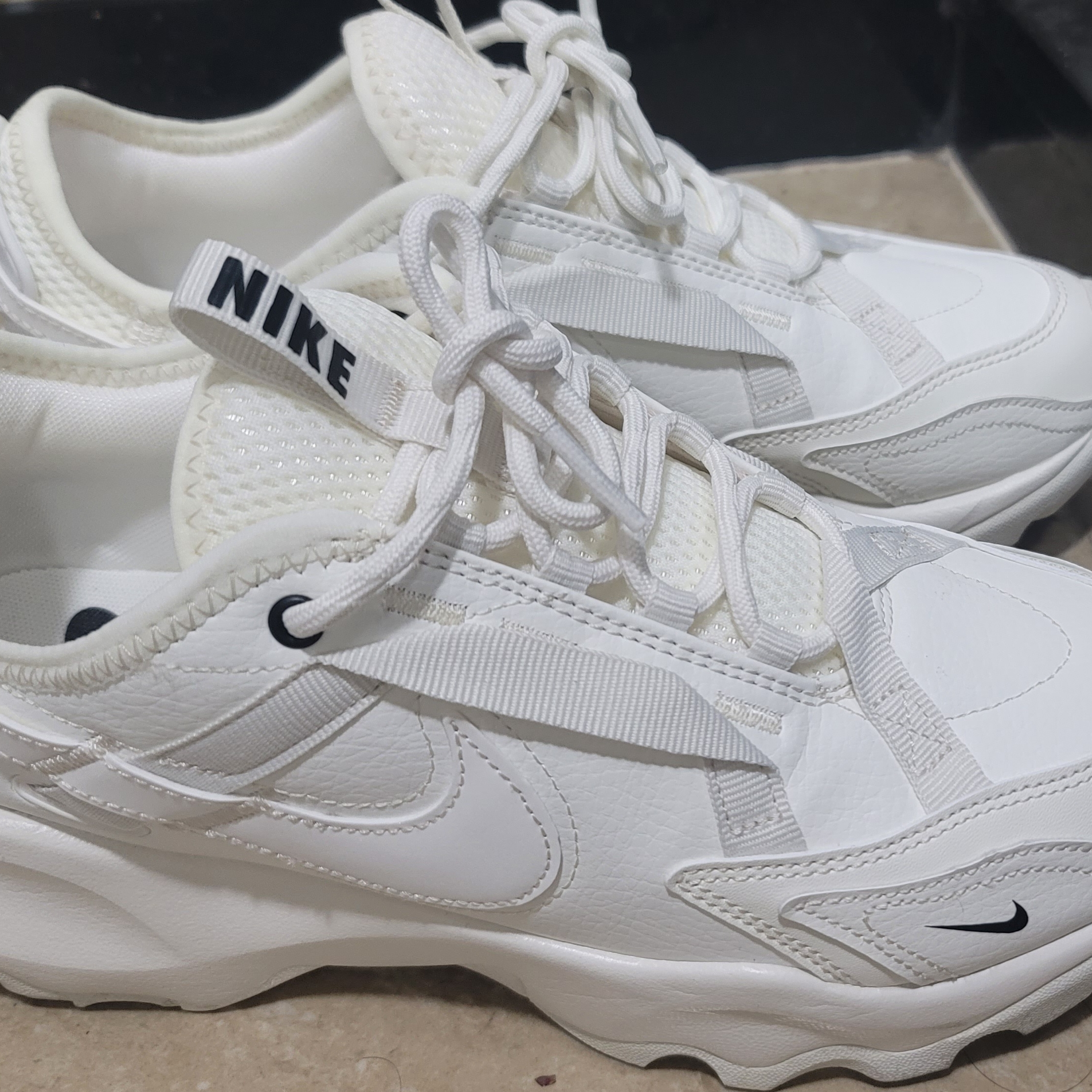 (W) Nike TC 7900 Summit White 착용 스타일 - 2