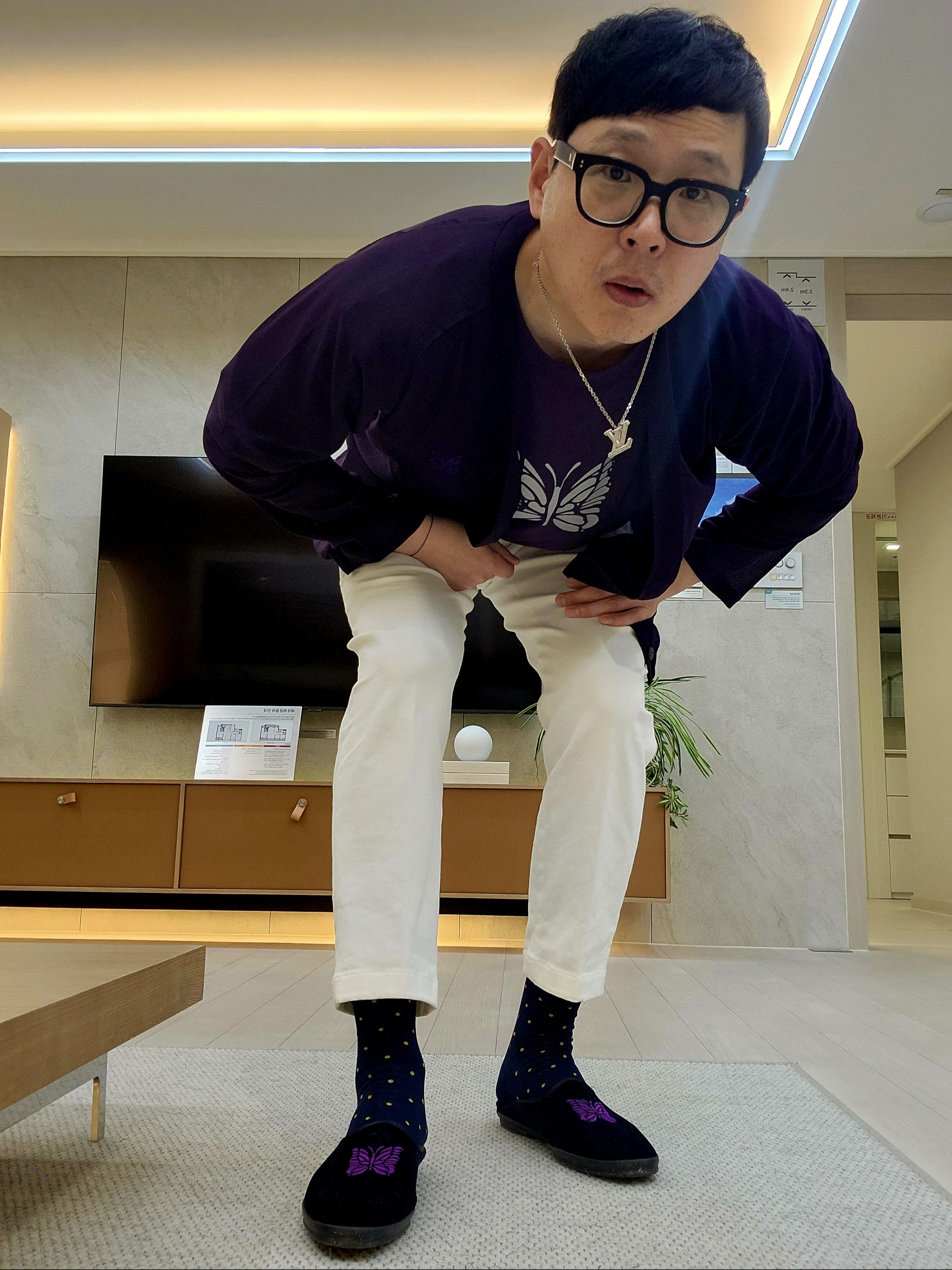 니들스 리버시블 롱슬리브 티셔츠 블랙, 니들스 브이넥 폴리 메쉬 가디건 퍼플 착용 스타일 - 2