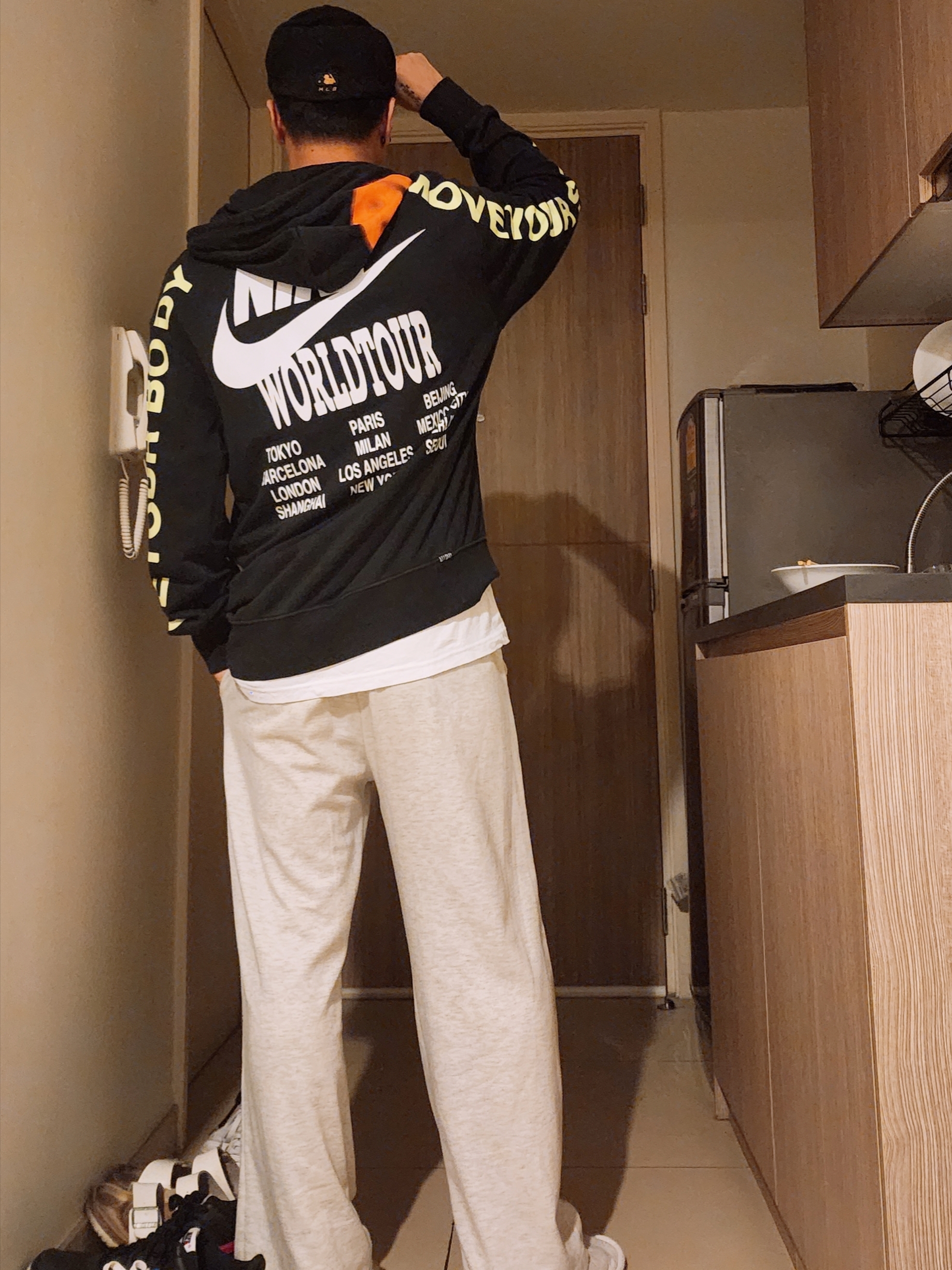 Nike NSW World Tour Pullover Hoodie Black - US/EU 착용 스타일 - 1