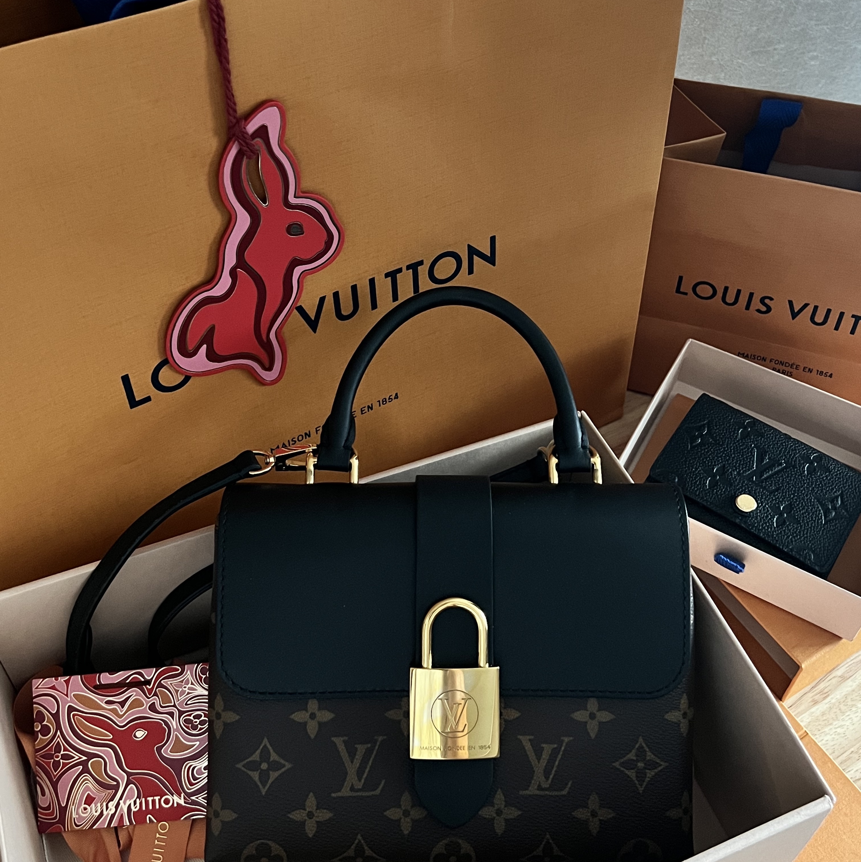 Louis Vuitton Locky BB Monogram Black, Louis Vuitton Business Card Holder Monogram Embossed Leather Black 착용 스타일