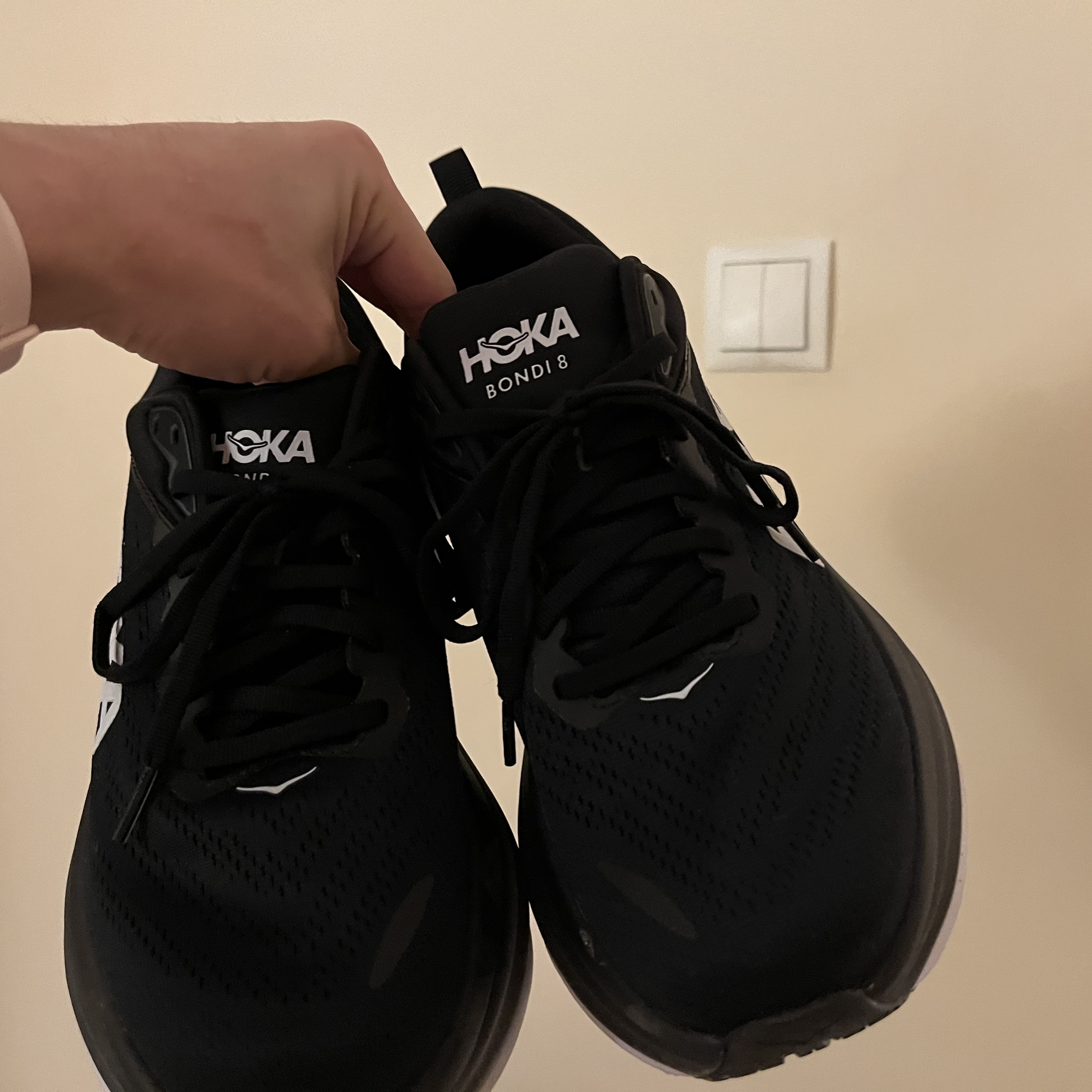 Hoka Bondi 8 Black White - Wide 착용 스타일 - 2