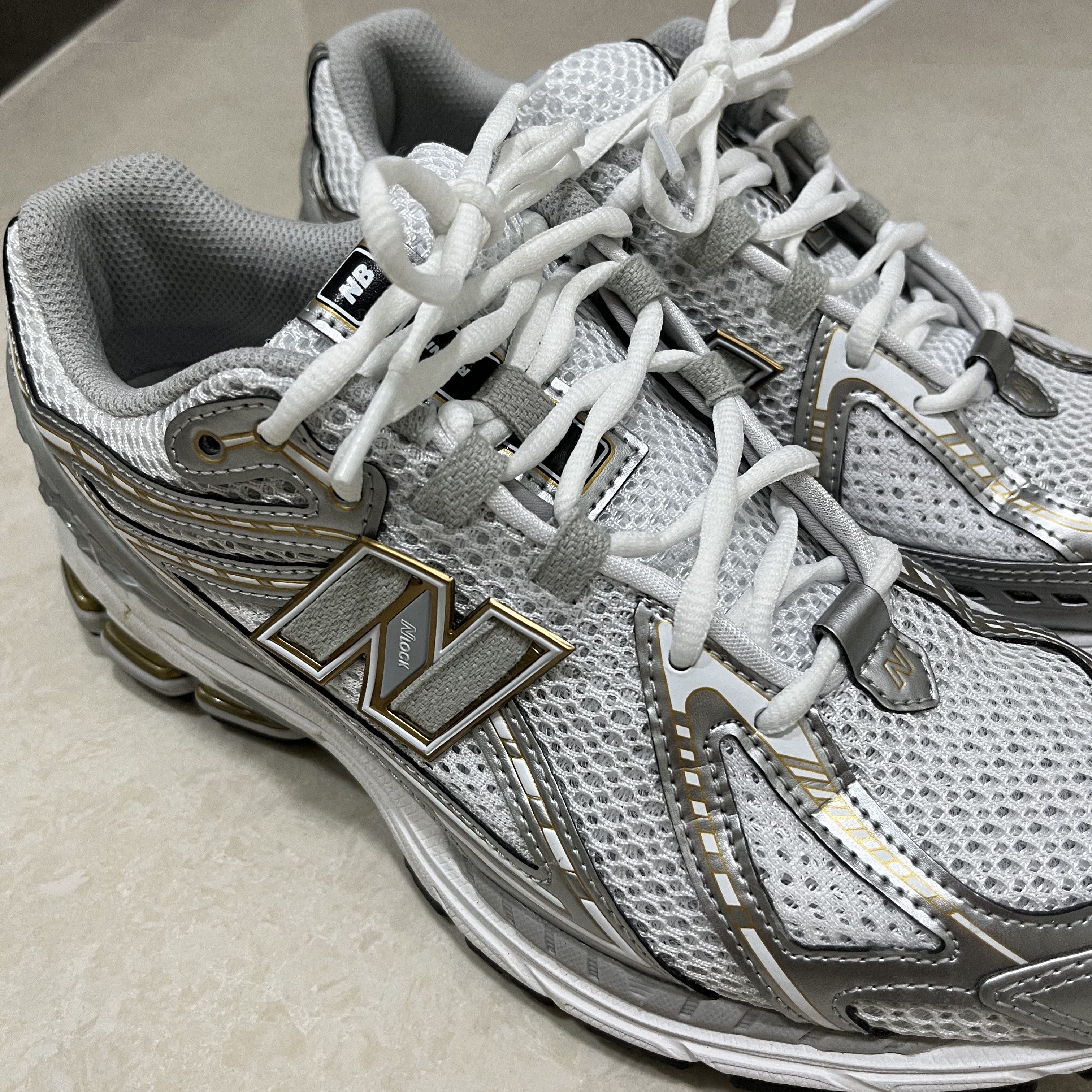 New Balance 1906R White Metallic Silver 착용 스타일 - 2