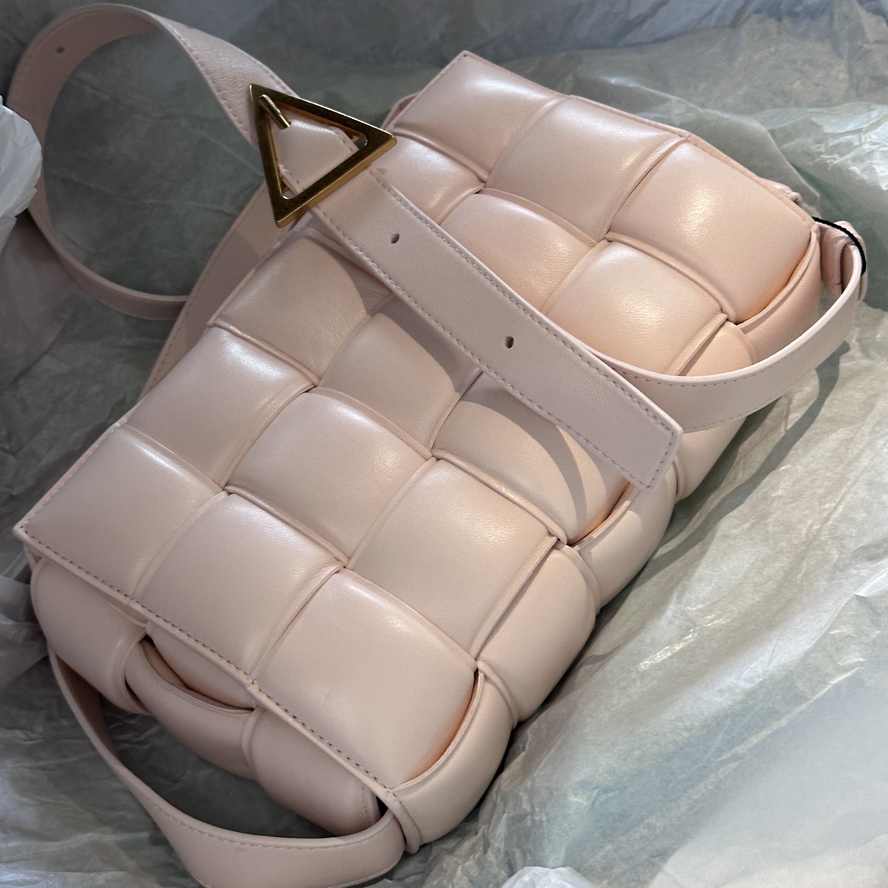 Bottega Veneta Padded Leather Cassette Melon Washed 착용 스타일