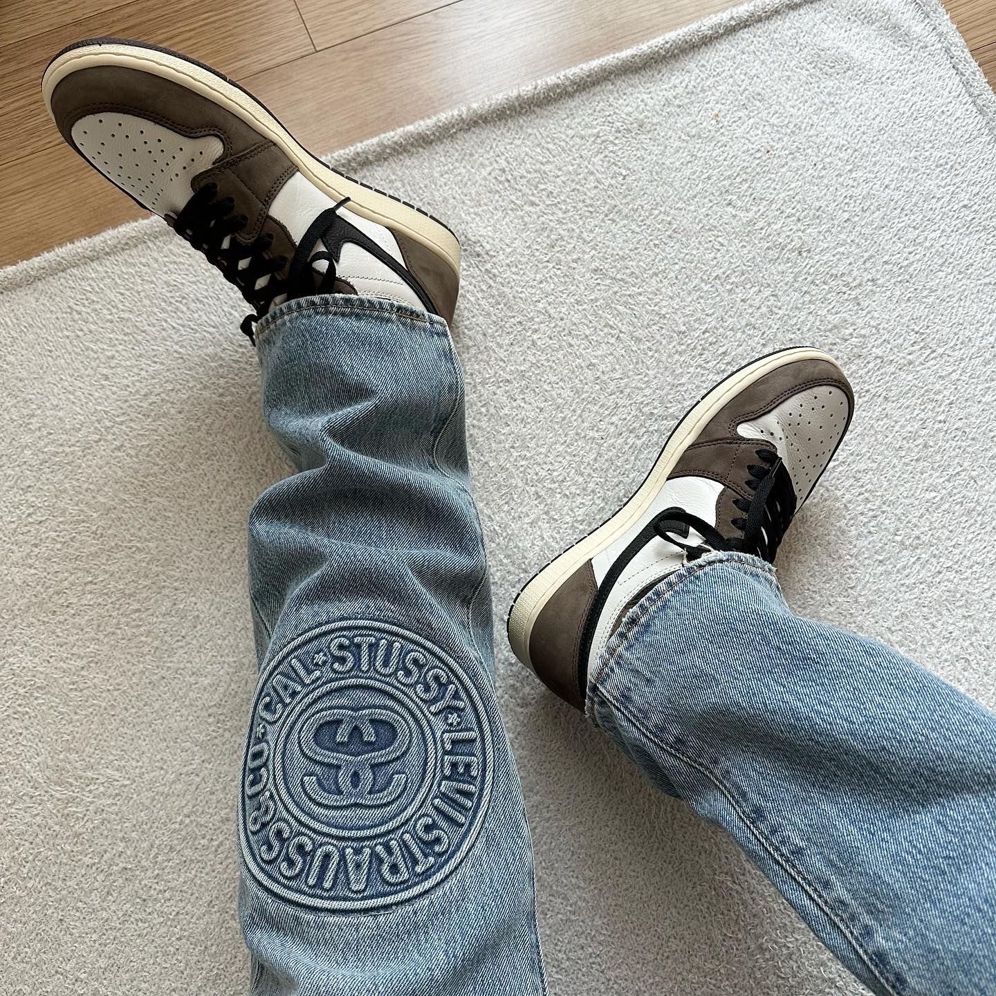 Stussy x Levi's Embossed 501 Jean Indigo, Jordan 1 x Travis Scott Retro High OG SP Mocha 착용 스타일 - 1