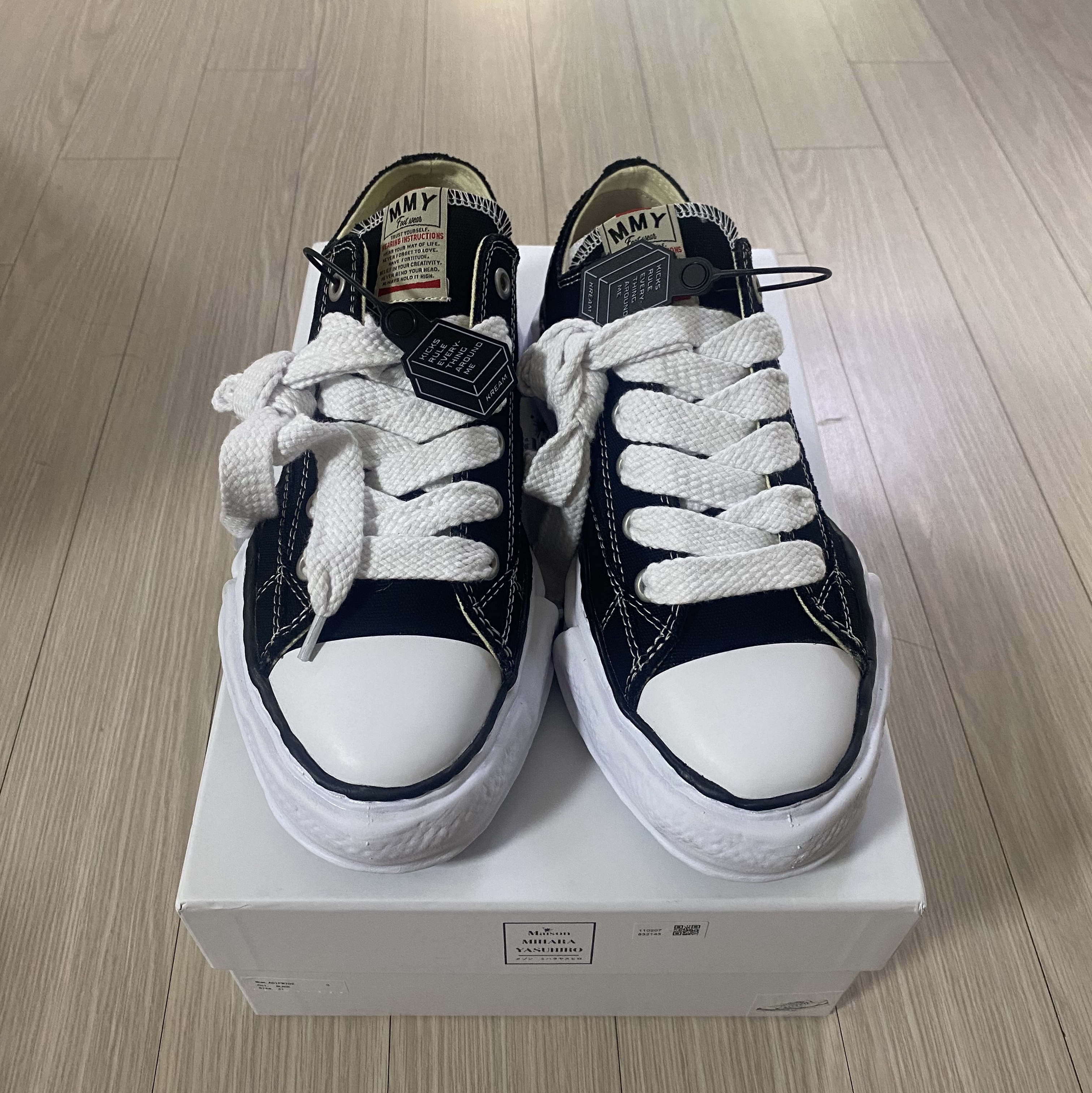 Maison Mihara Yasuhiro Peterson OG Sole Canvas Low Sneakers Black 착용 스타일 - 1