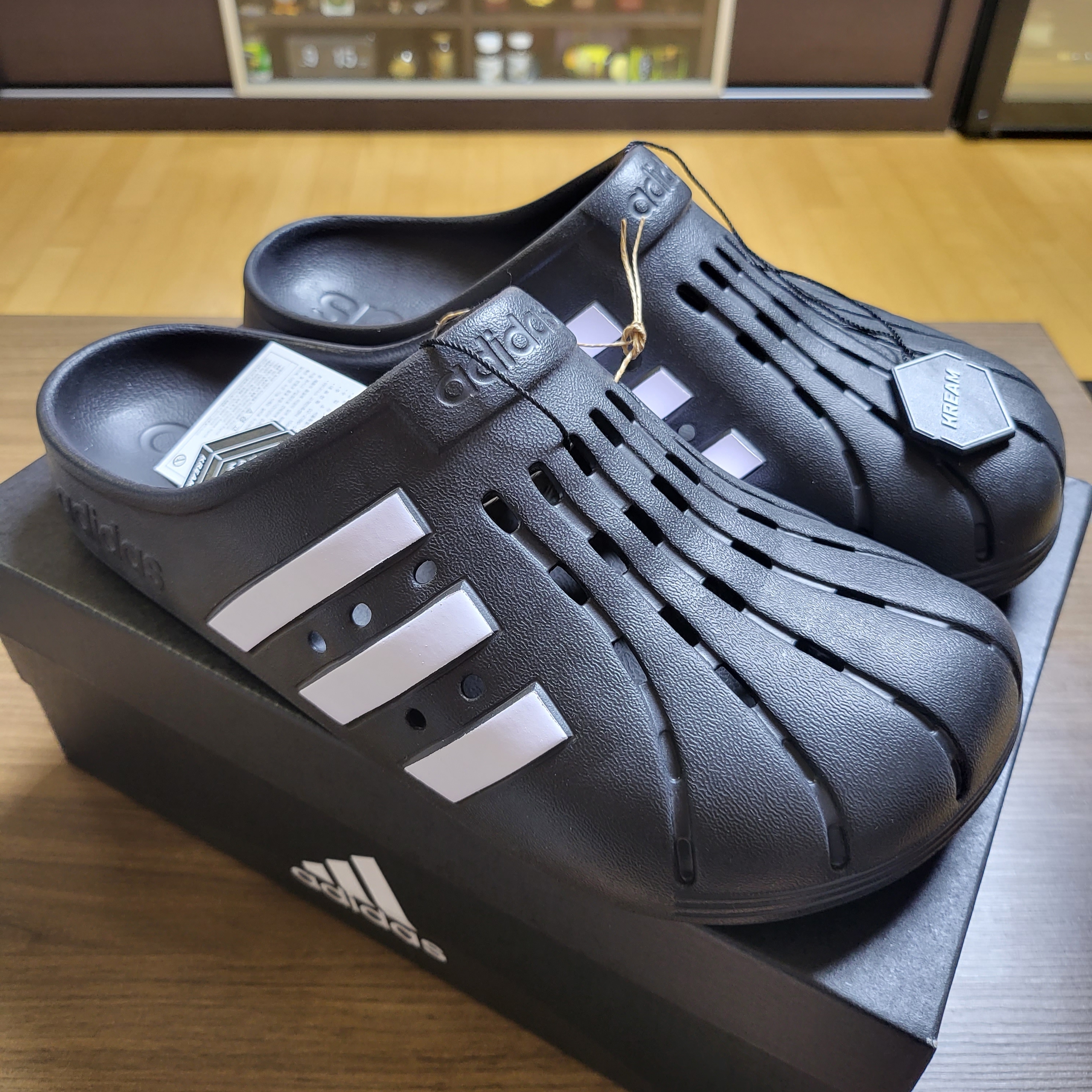 Adidas Adilette Clog Black White 착용 스타일 - 3