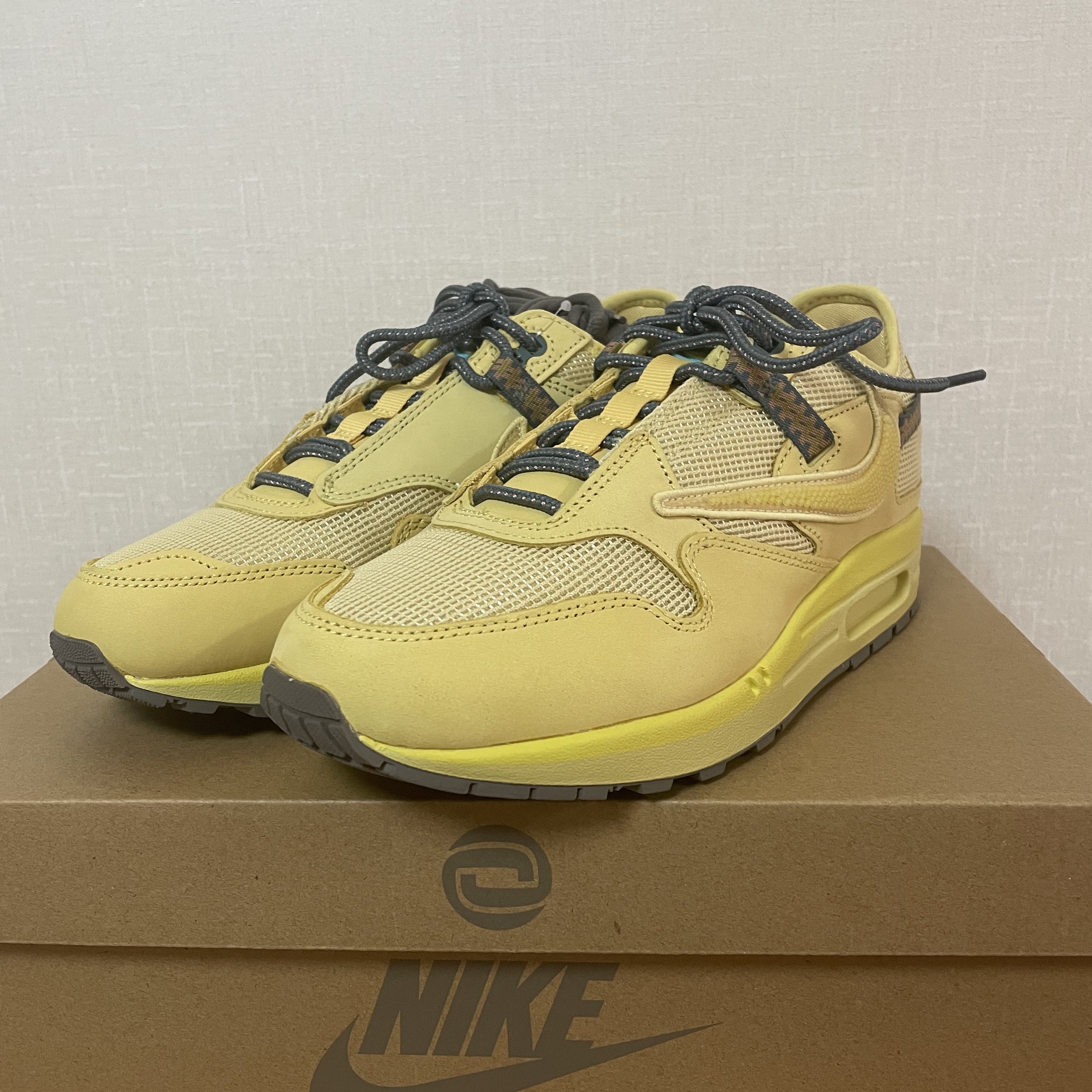 Nike x Travis Scott Air Max 1 Cact.us Gold 착용 스타일 - 1
