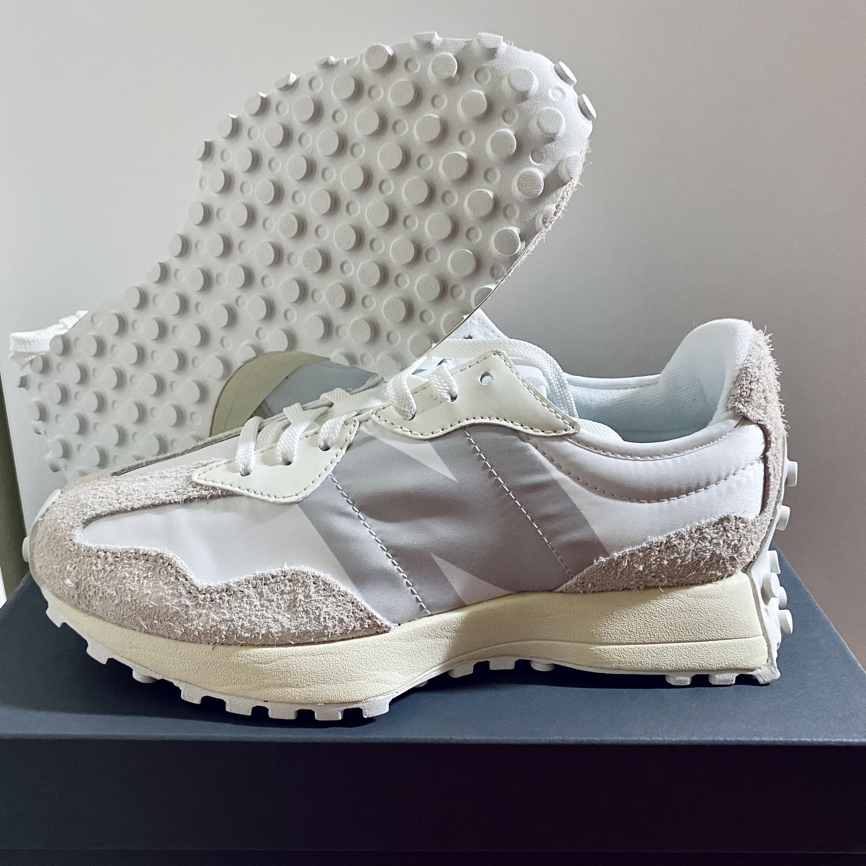 (W) New Balance 327 White Moonbeam 착용 스타일