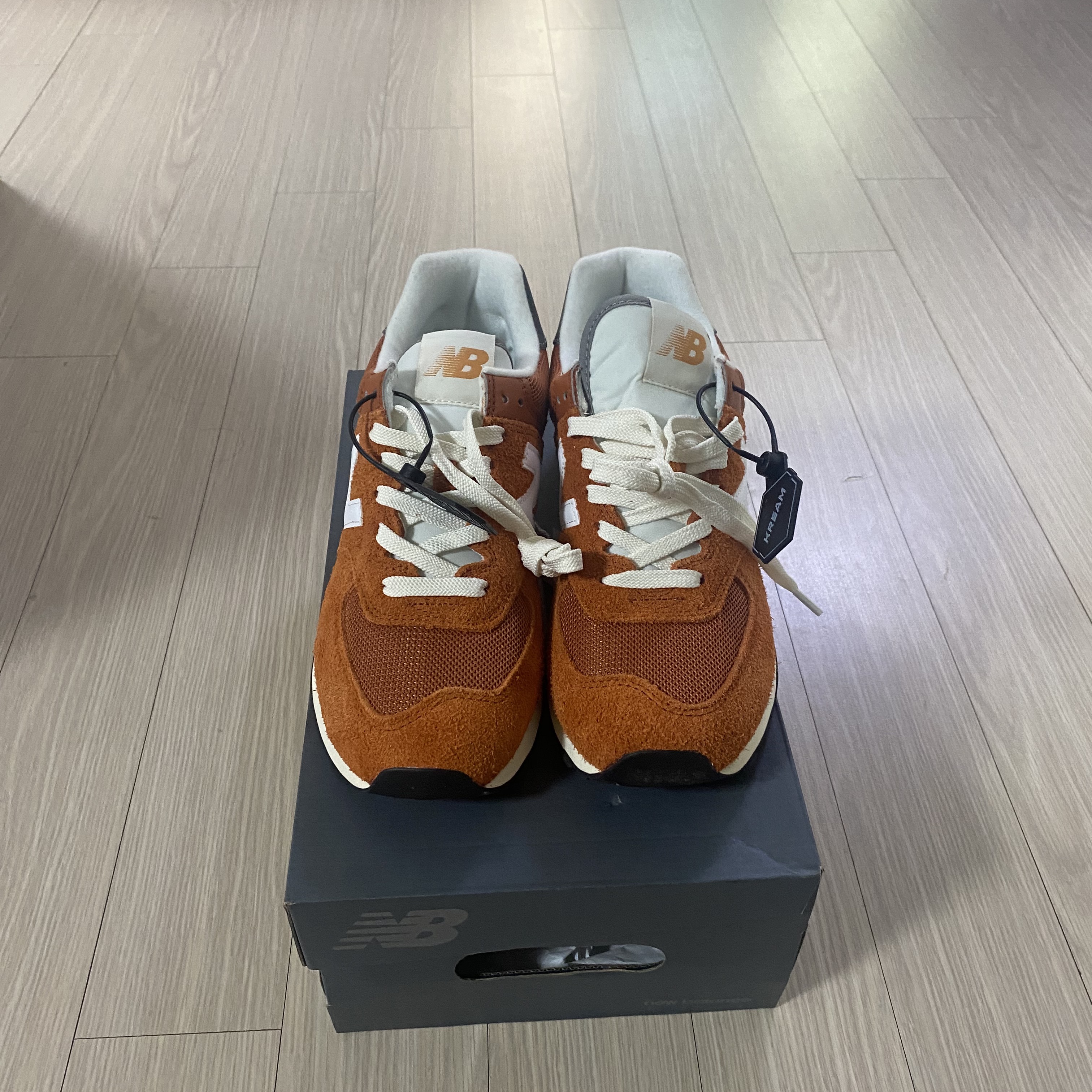 New Balance 574 Heritage Orange Burst White 착용 스타일 - 1